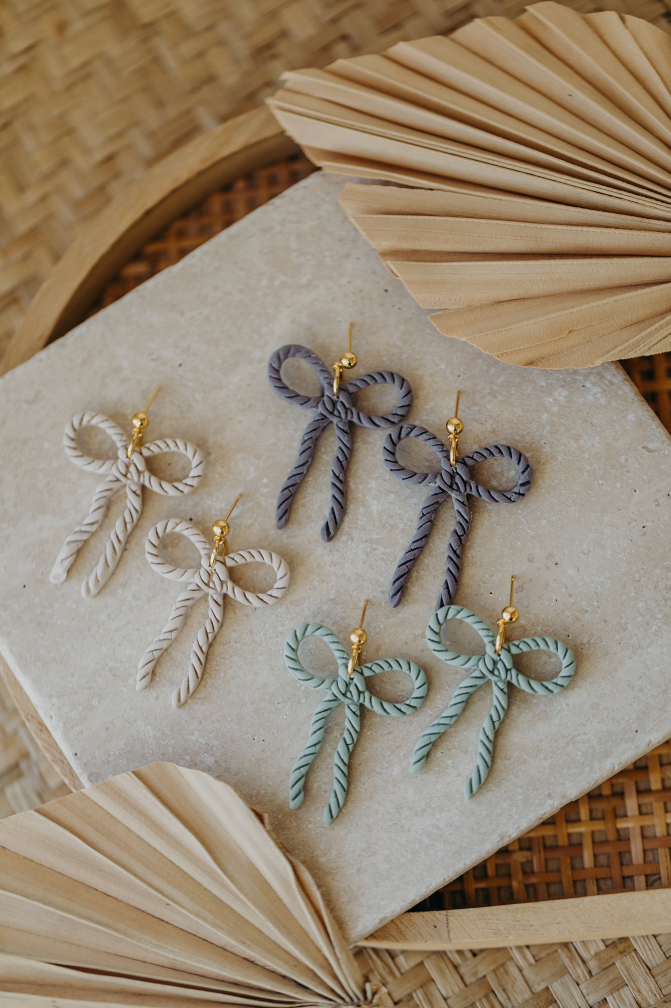 SERAPHINA - große Schleifen Ohrringe Kordelmuster in salbeigrün