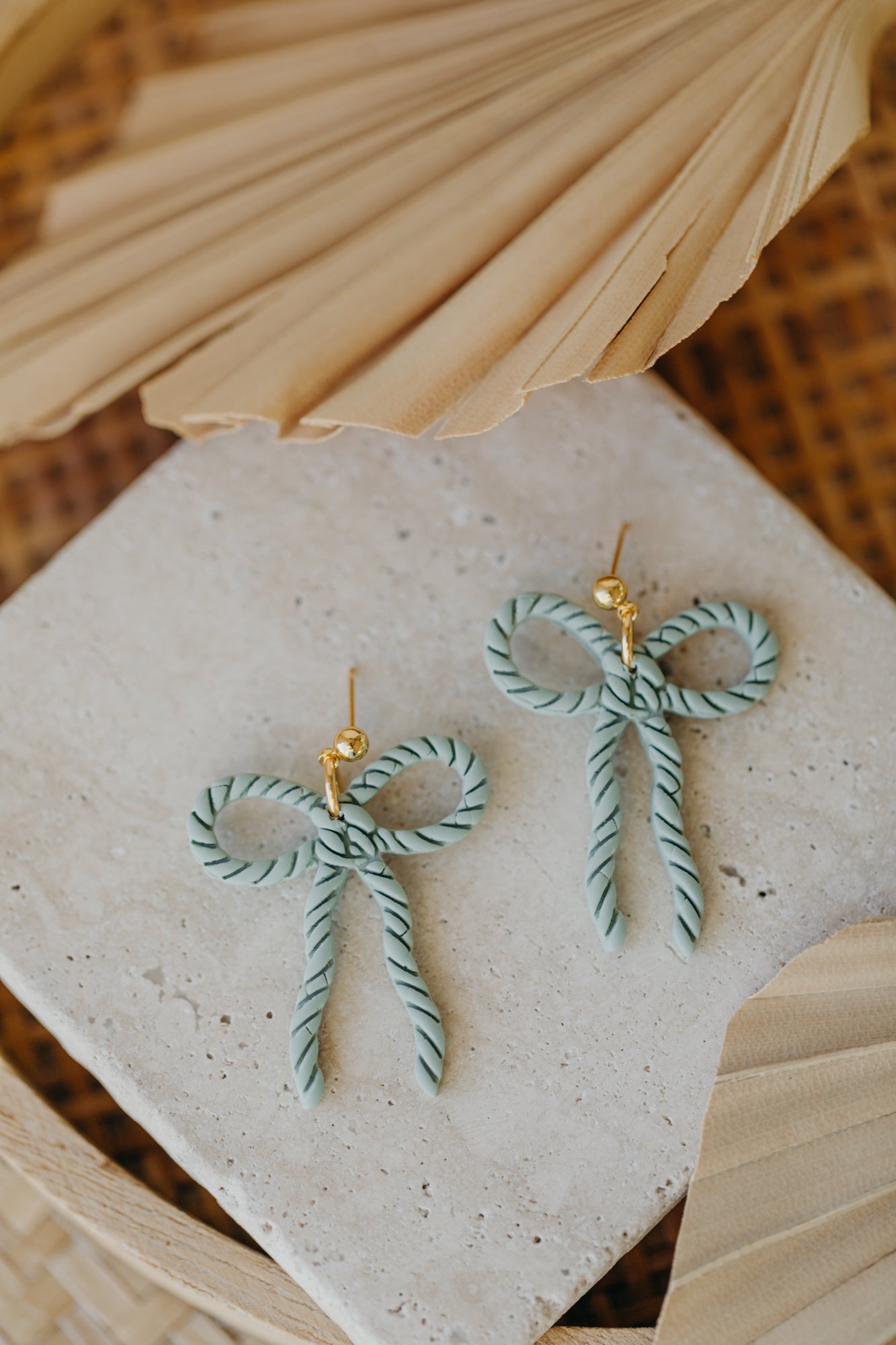 SERAPHINA - große Schleifen Ohrringe Kordelmuster in salbeigrün