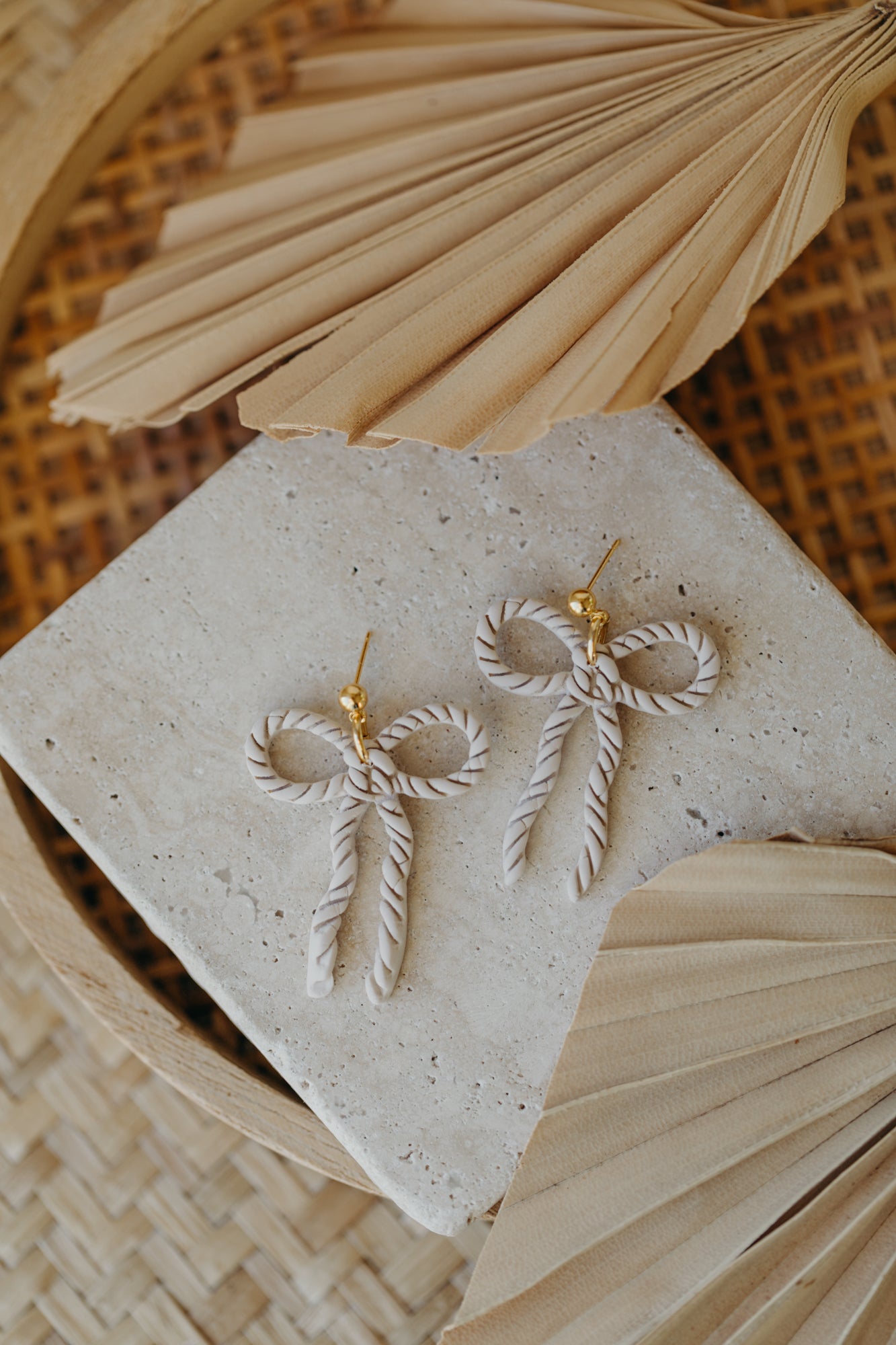 SERAPHINA - große Schleifen Ohrringe Kordelmuster in vanille