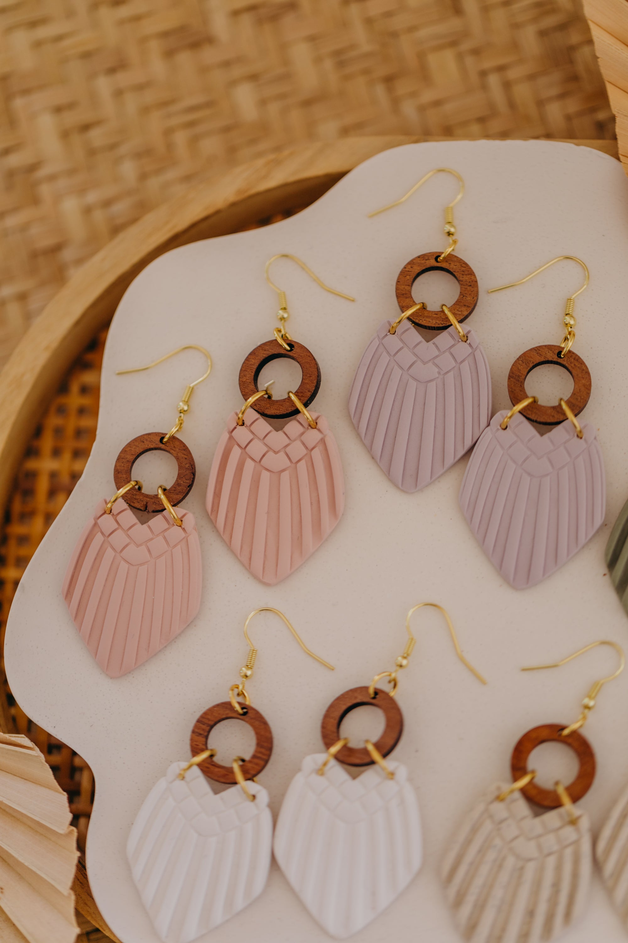 SIENNA - pastell lila Polymer Ton Ohrringe in Form eines Makramees