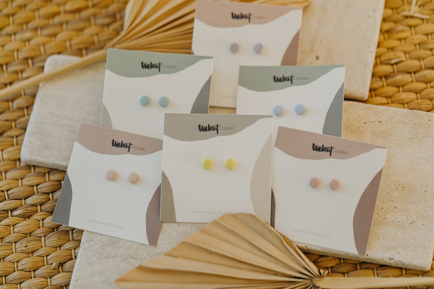 SUMI - kleine sechseckige Ohrstecker aus Polymer Ton in Pastell Farben