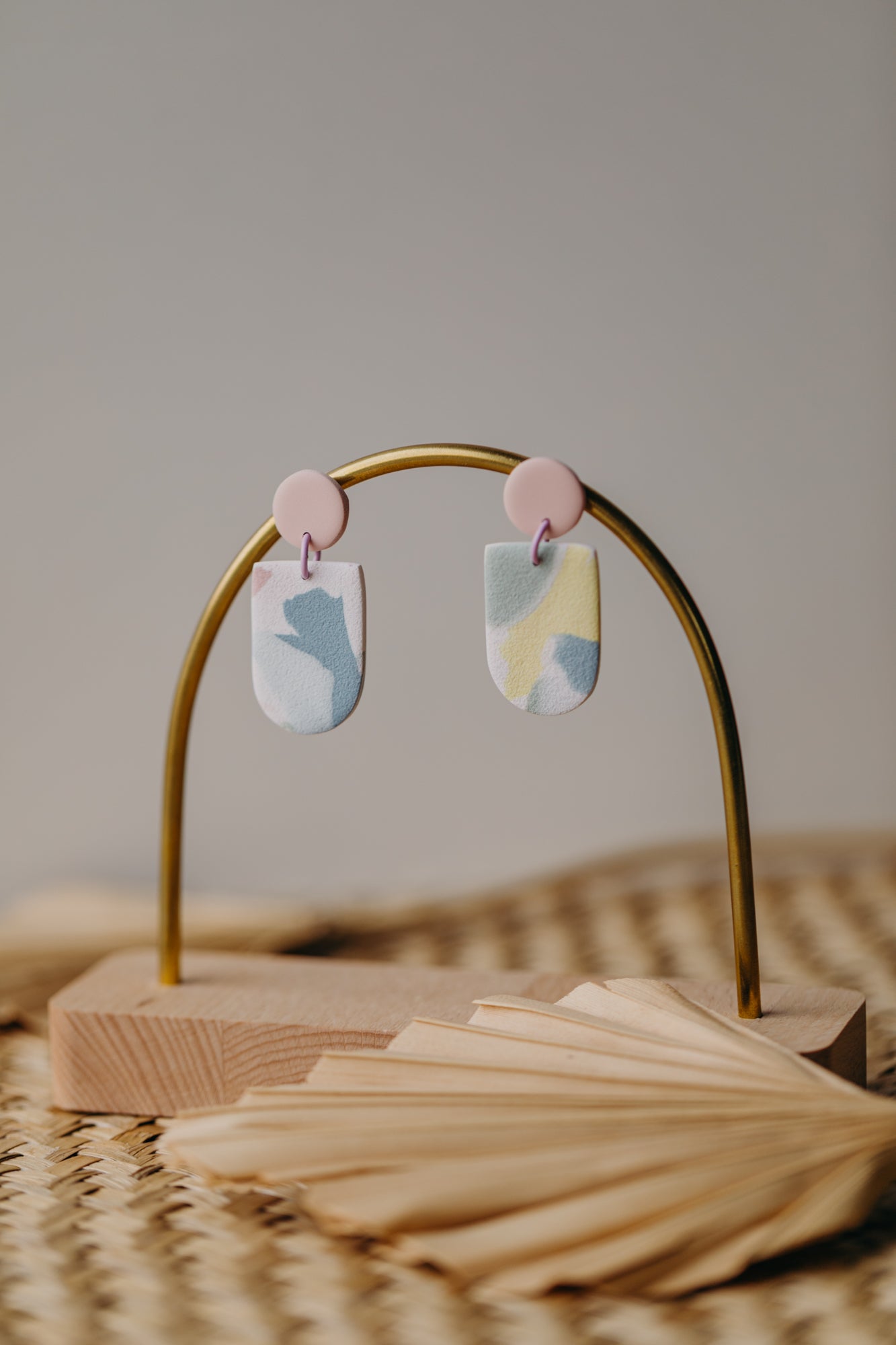 SURI - mehrfarbige Bogen Ohrringe aus Polymer Ton