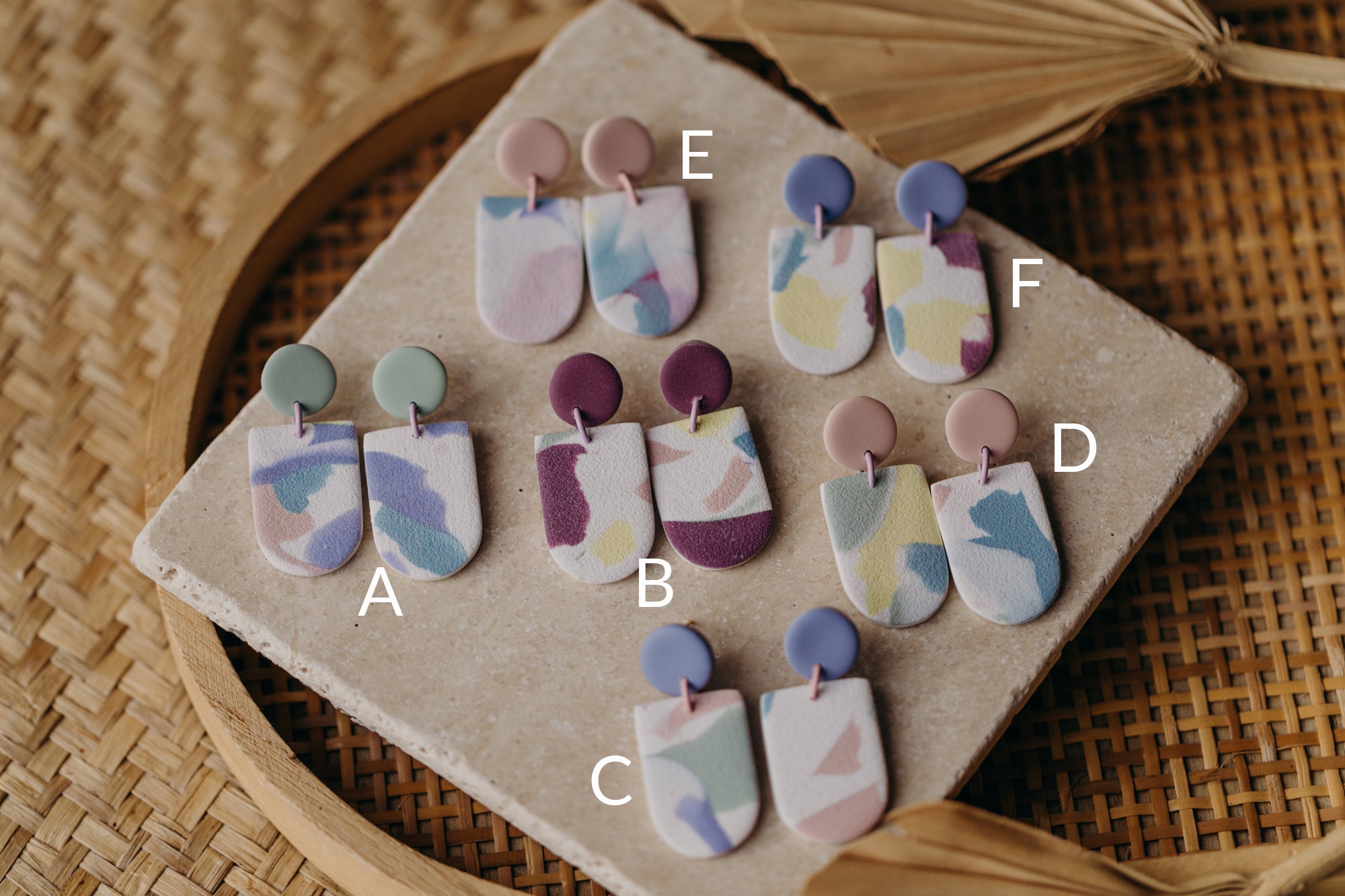 SURI - mehrfarbige Bogen Ohrringe aus Polymer Ton