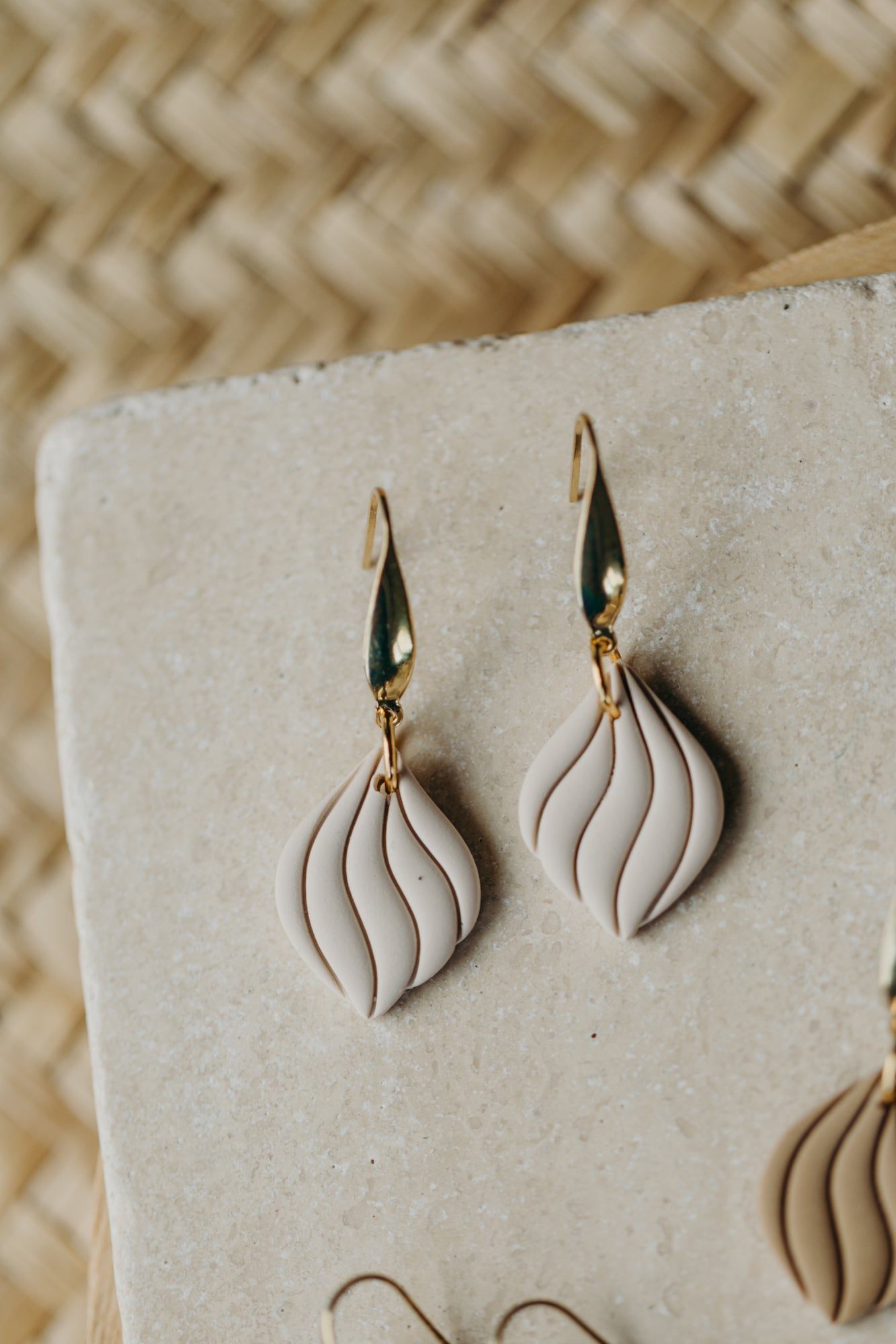 SUSAN - Curved vanilla-colored polymer clay earrings