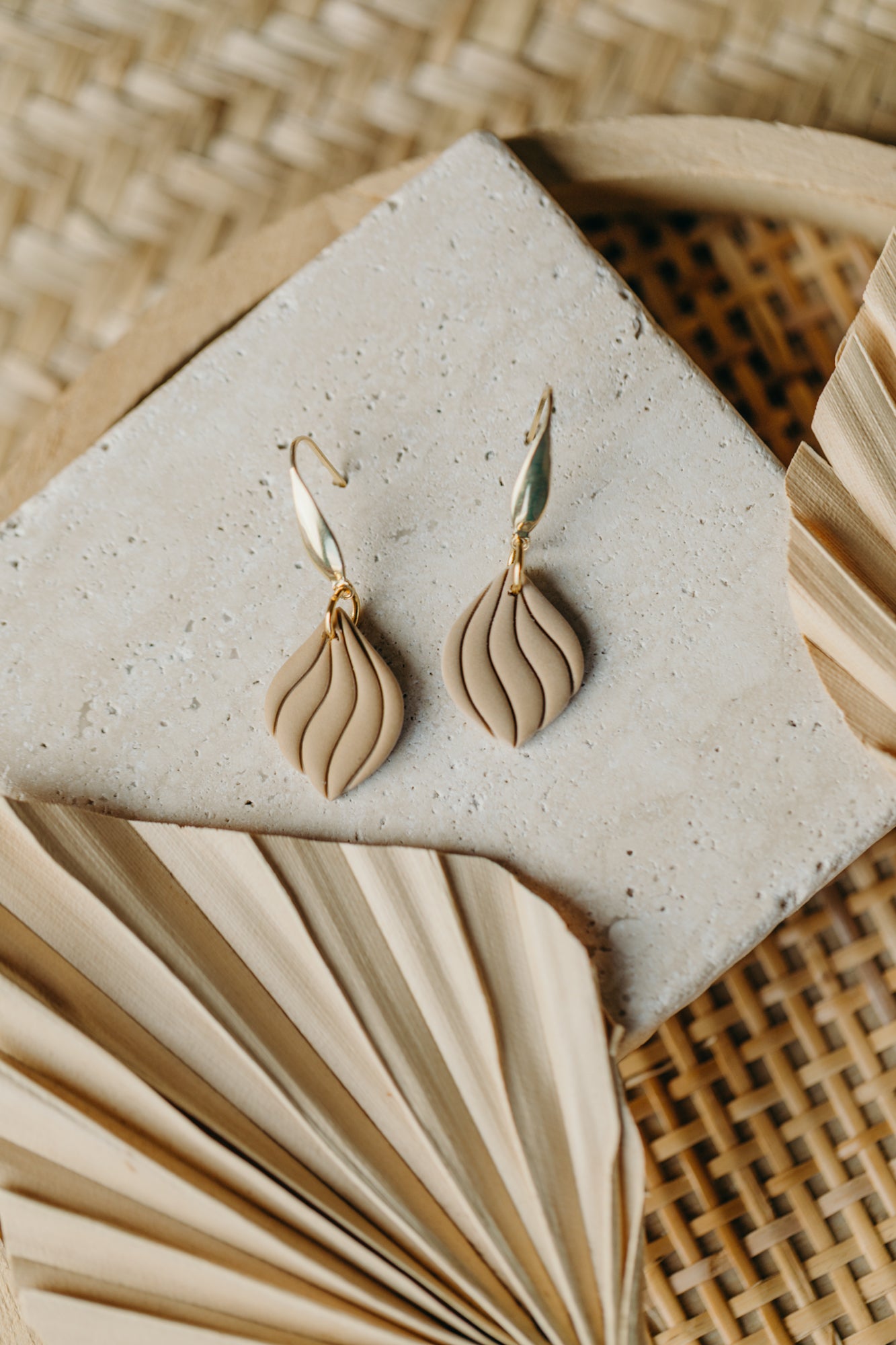 SUSAN - Curved sand-colored polymer clay earrings