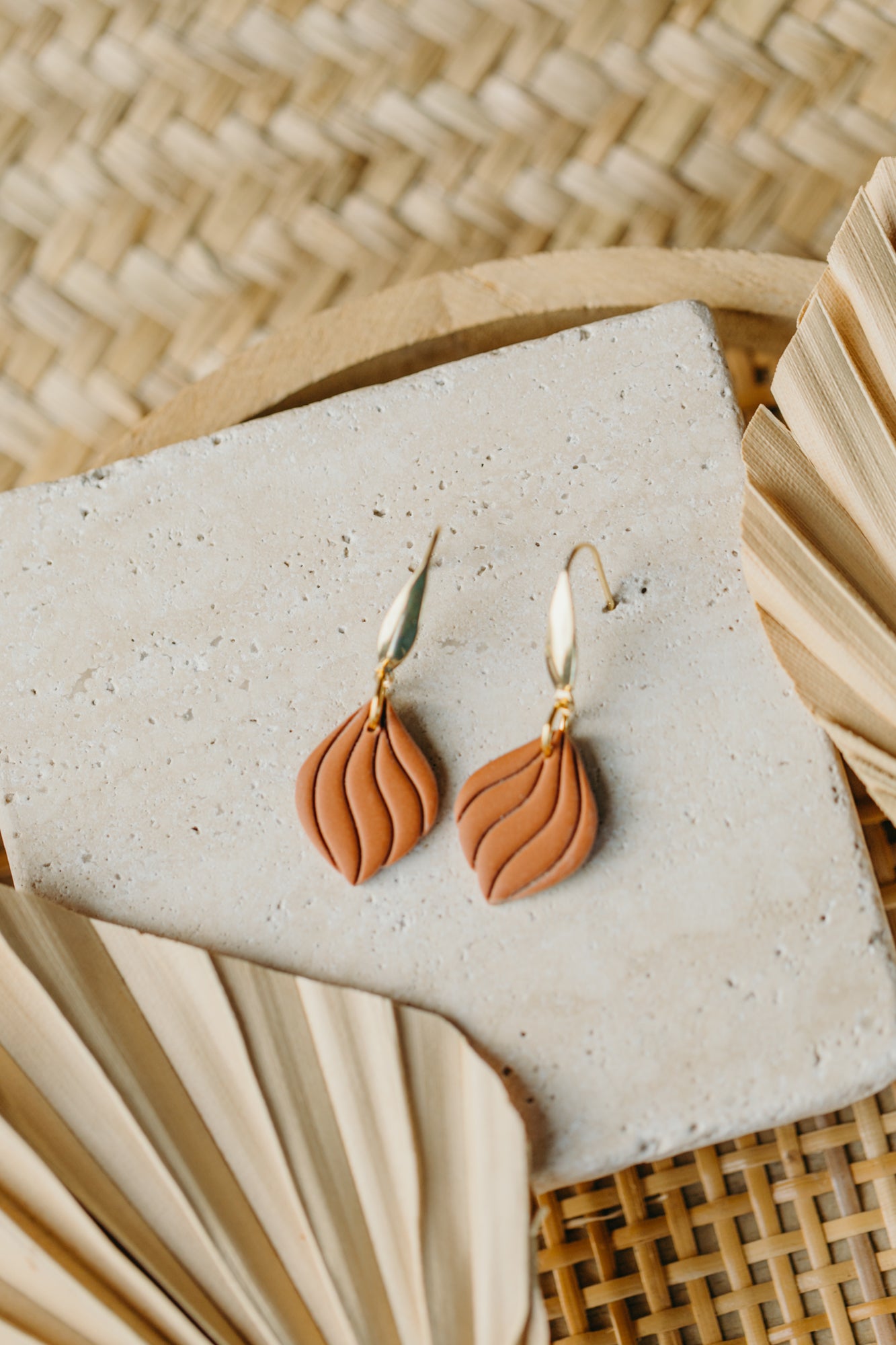 SUSAN - Curved cinnamon-colored polymer clay earrings