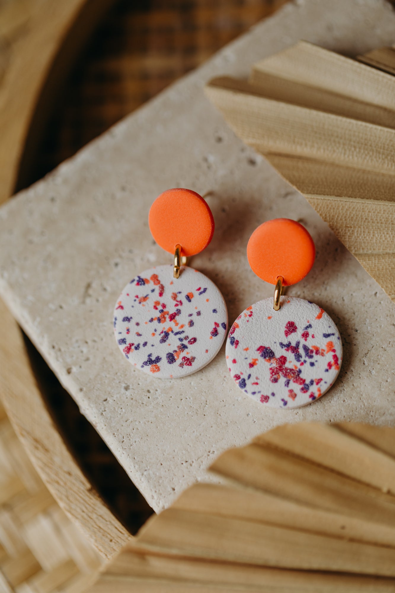 SUSI - bunte Ohrringe aus Polymer Ton - Konfettimuster - orange