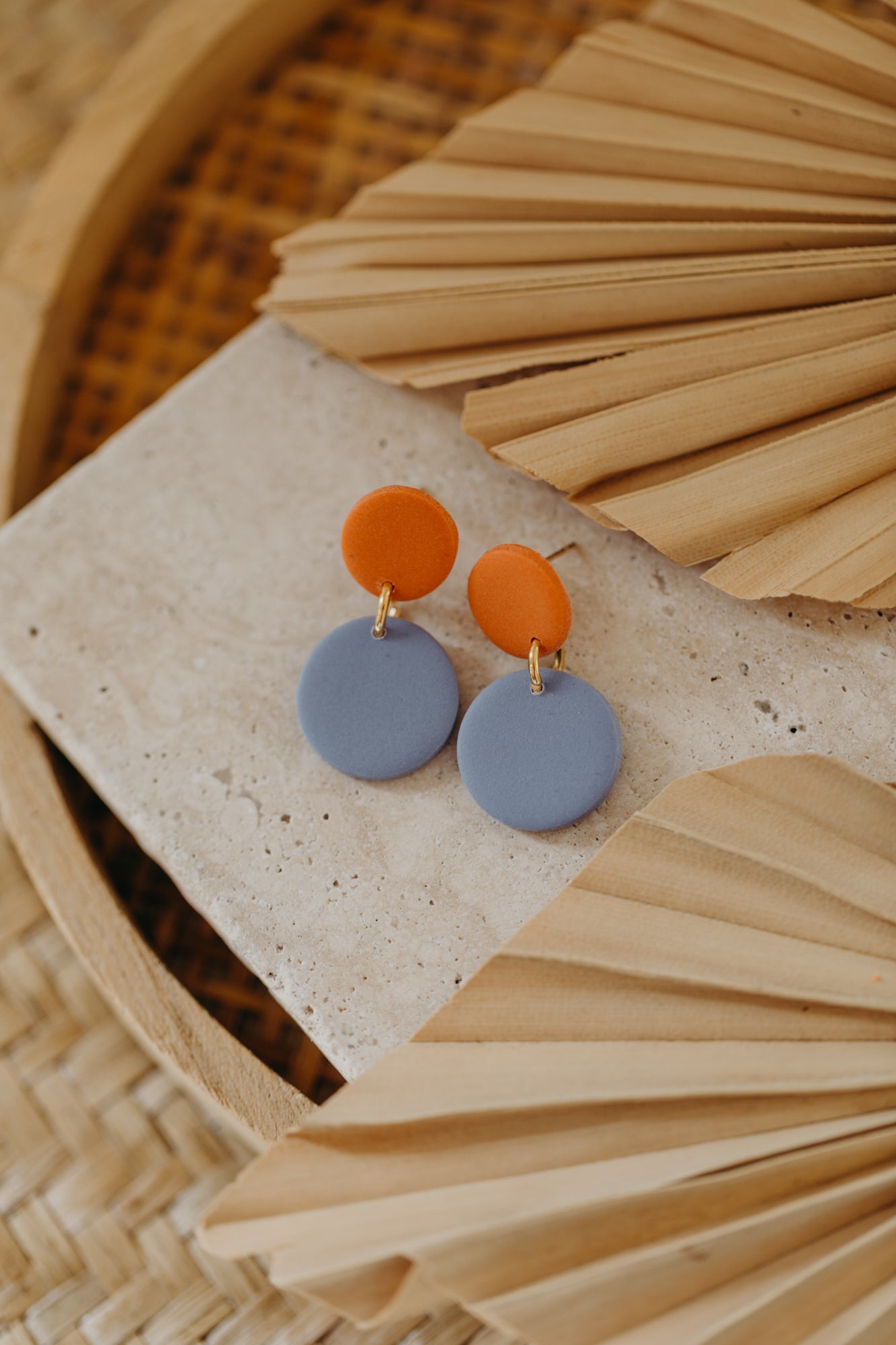 SUSI - zweifarbige bunte Ohrringe aus Polymer Ton - Orange/Distelblau
