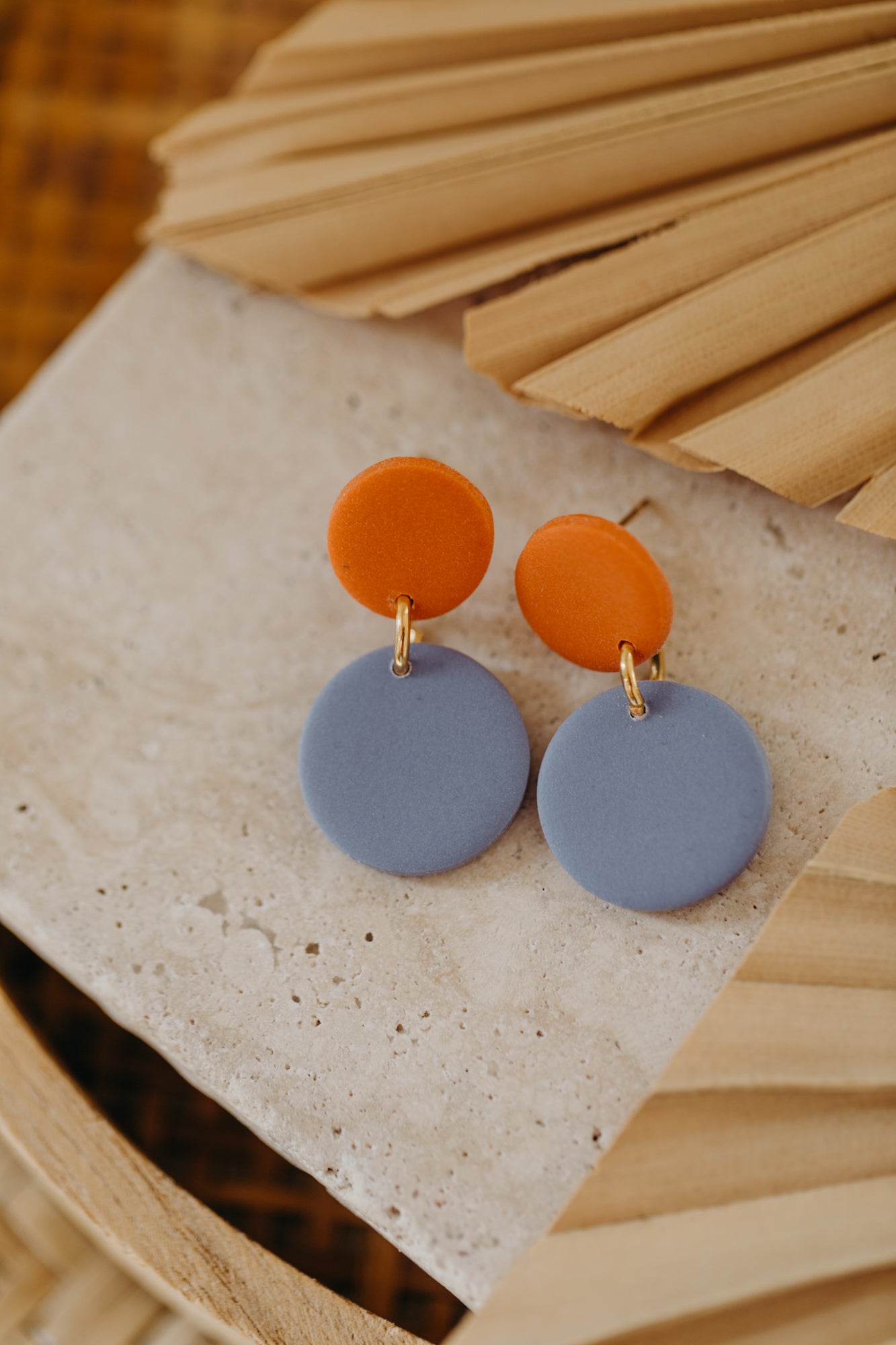 SUSI - zweifarbige bunte Ohrringe aus Polymer Ton - Orange/Distelblau