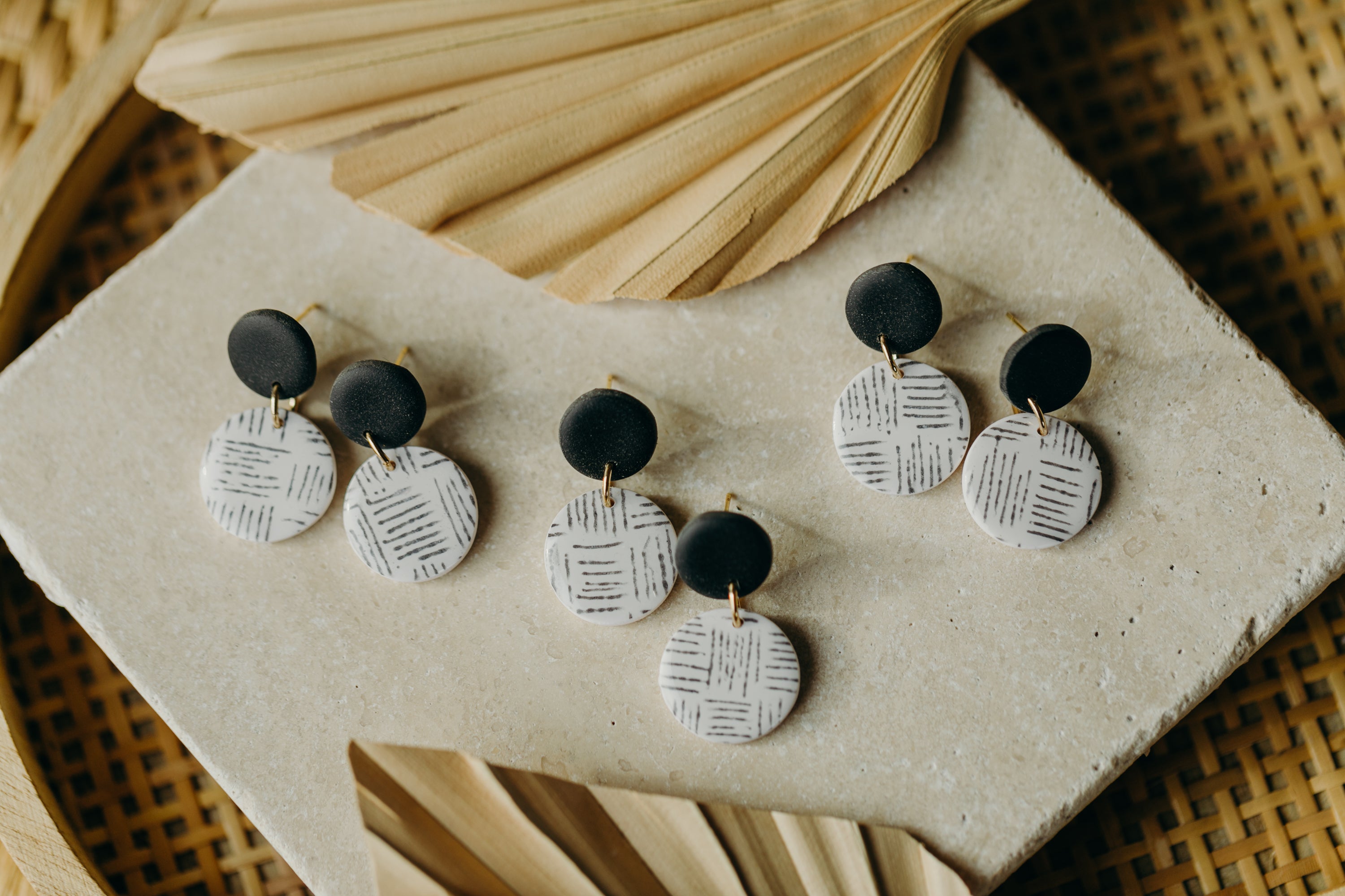 schwarz-weiße runde Polymer Ton Ohrringe mit Muster