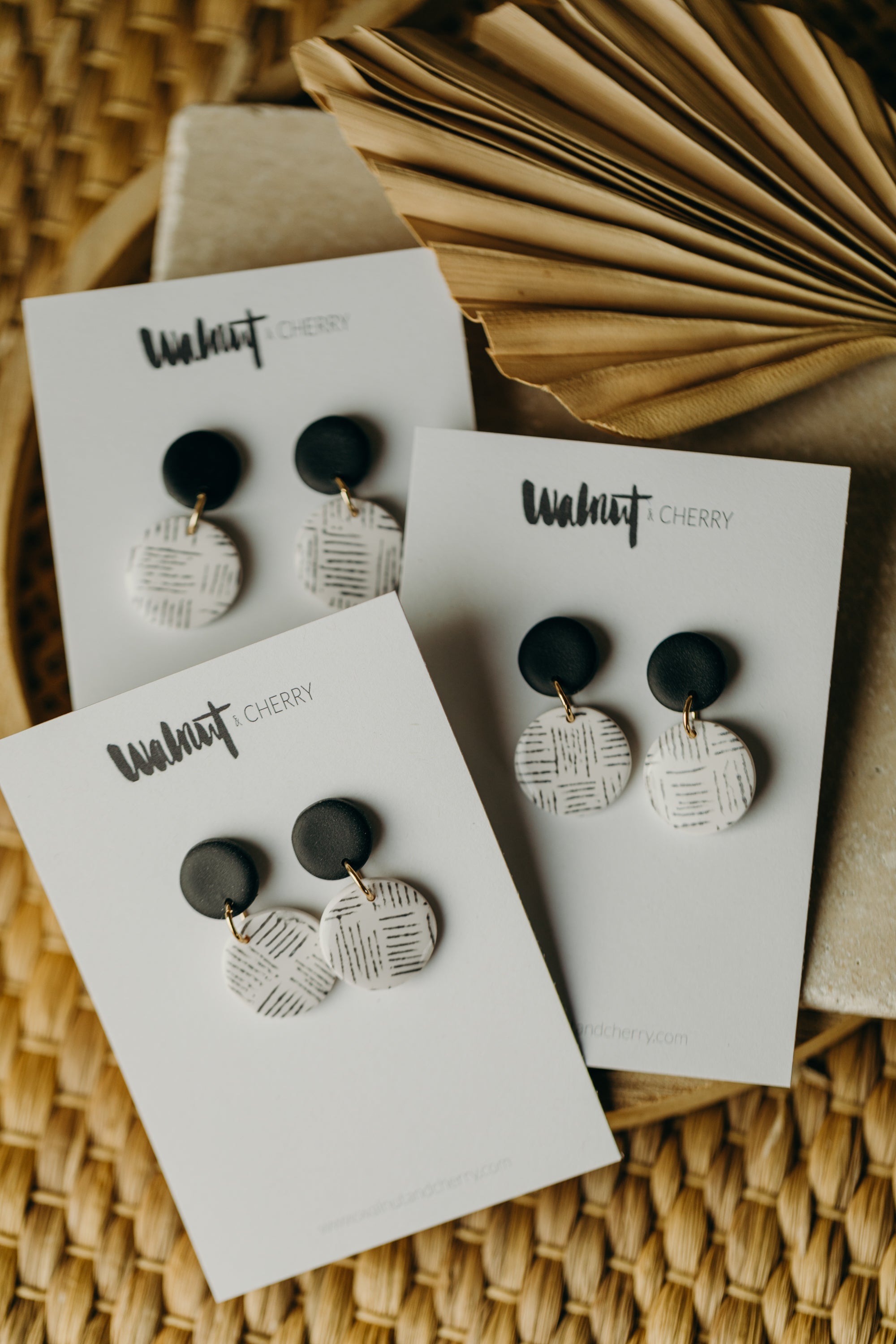 schwarz-weiße runde Polymer Ton Ohrringe mit Muster