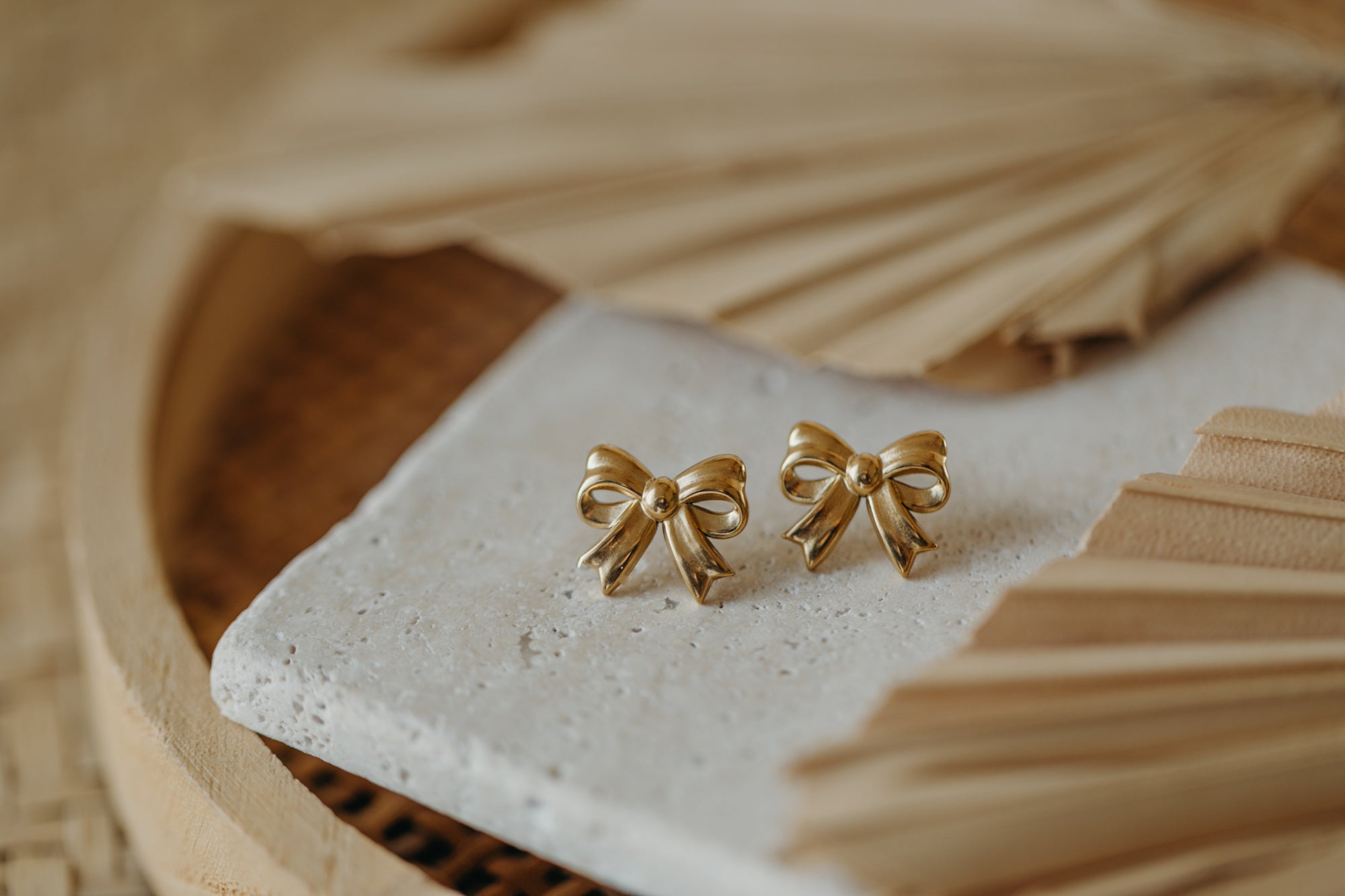 goldene Schleifen Ohrstecker aus Edelstahl