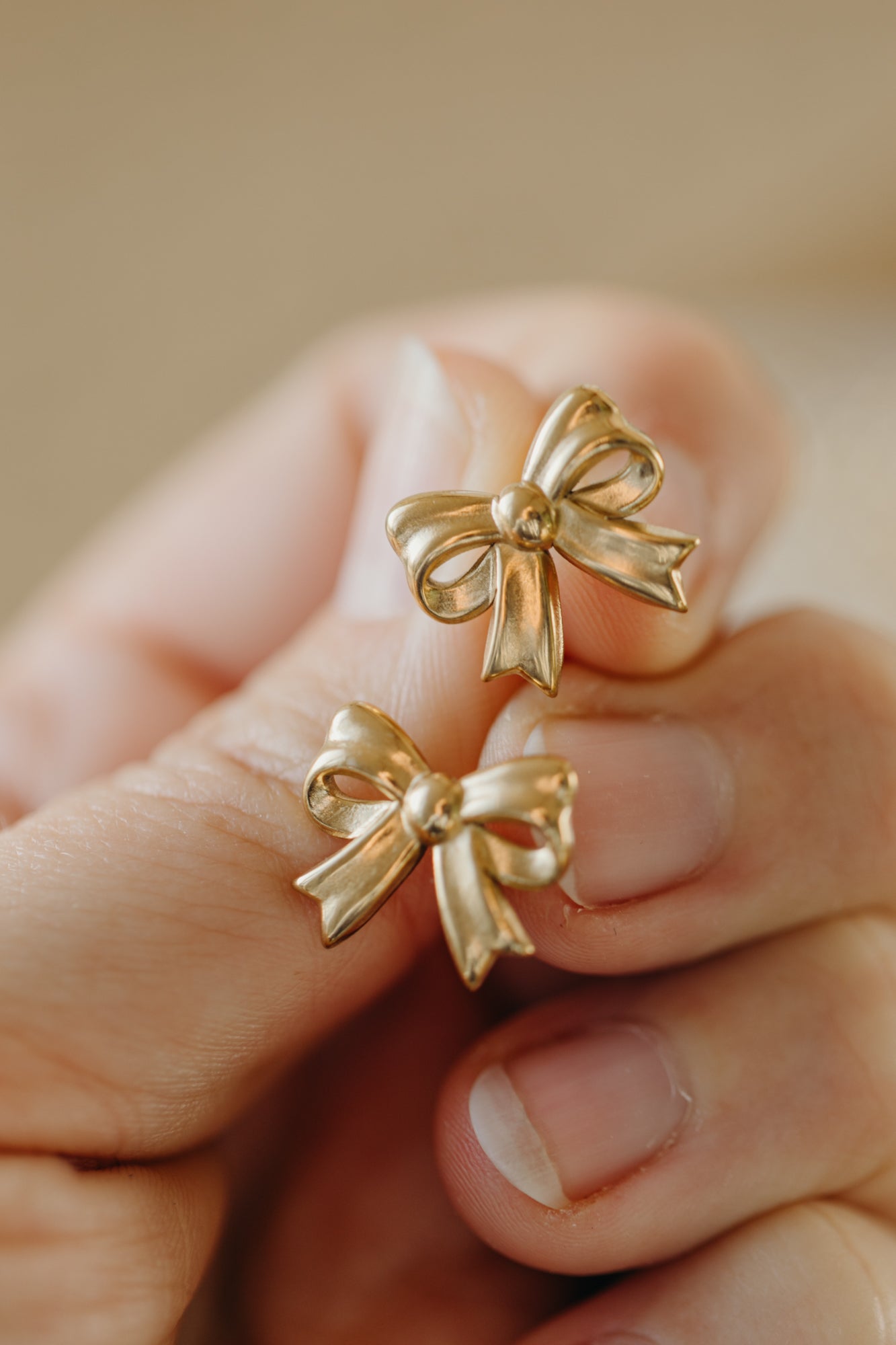 goldene Schleifen Ohrstecker aus Edelstahl