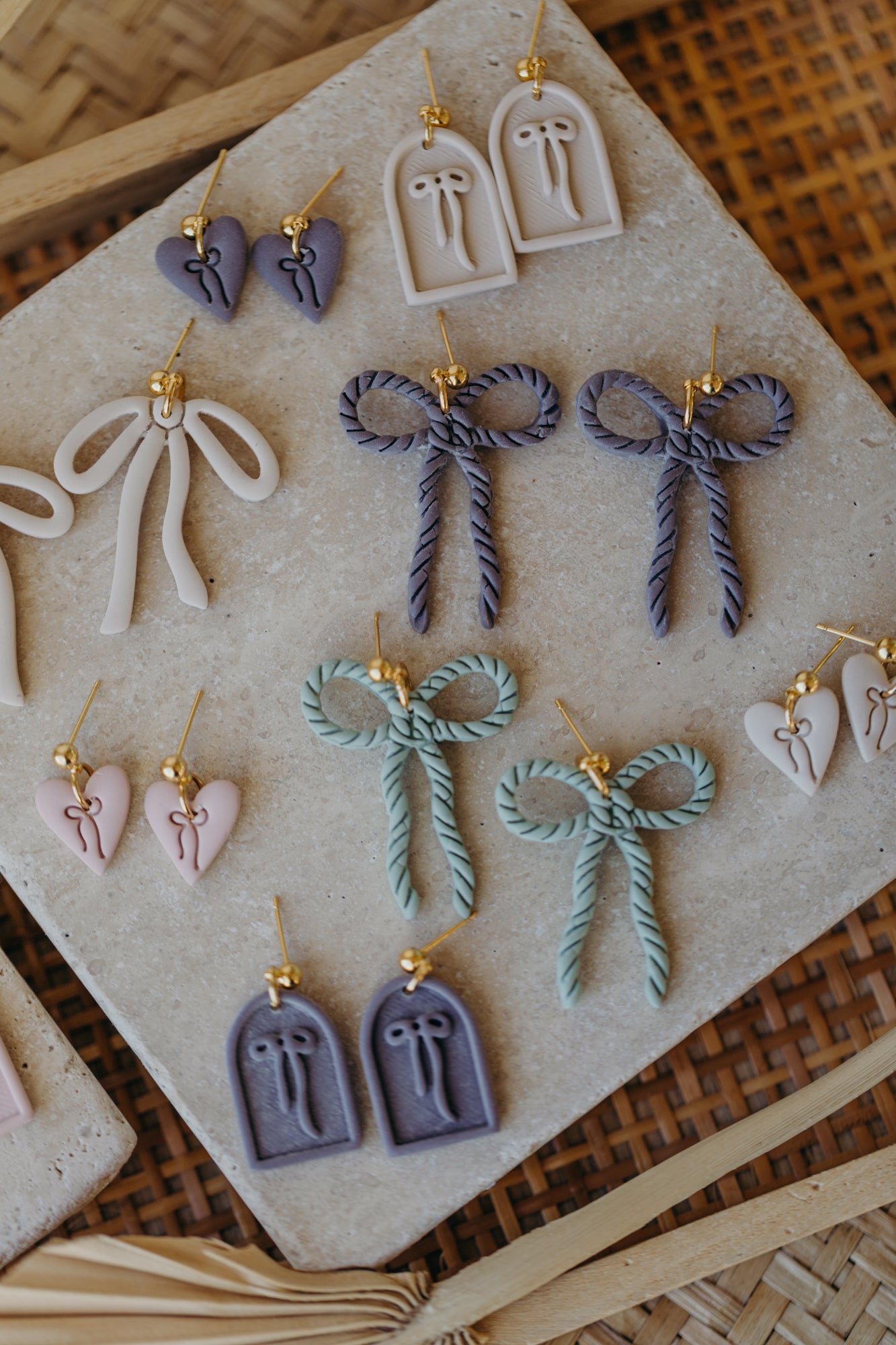 SELENE - Schleifen Ohrringe in Bogenform in vanille