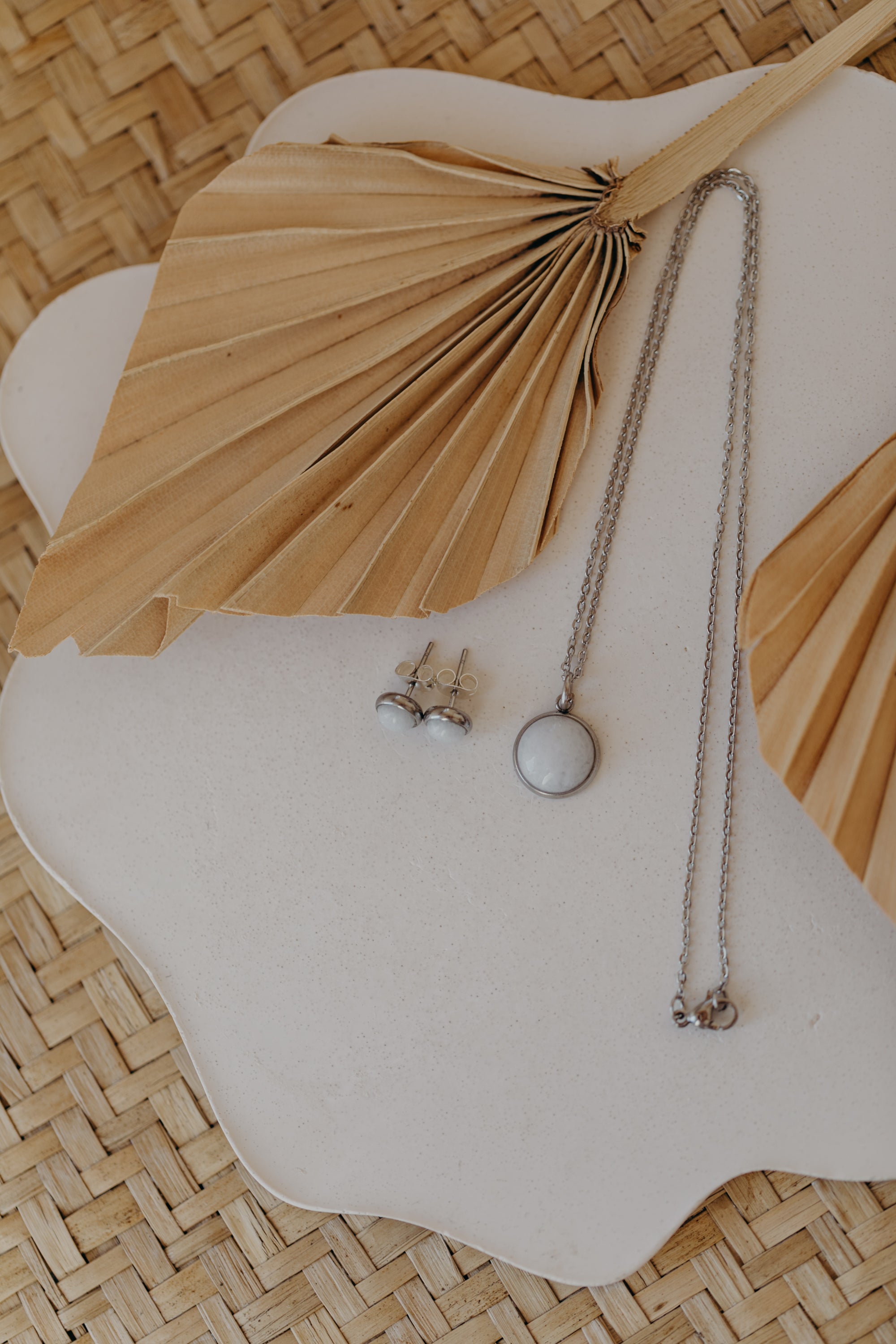 Schmuckset weiße Jade silber: 6 mm Ohrstecker & 12 mm Halskette