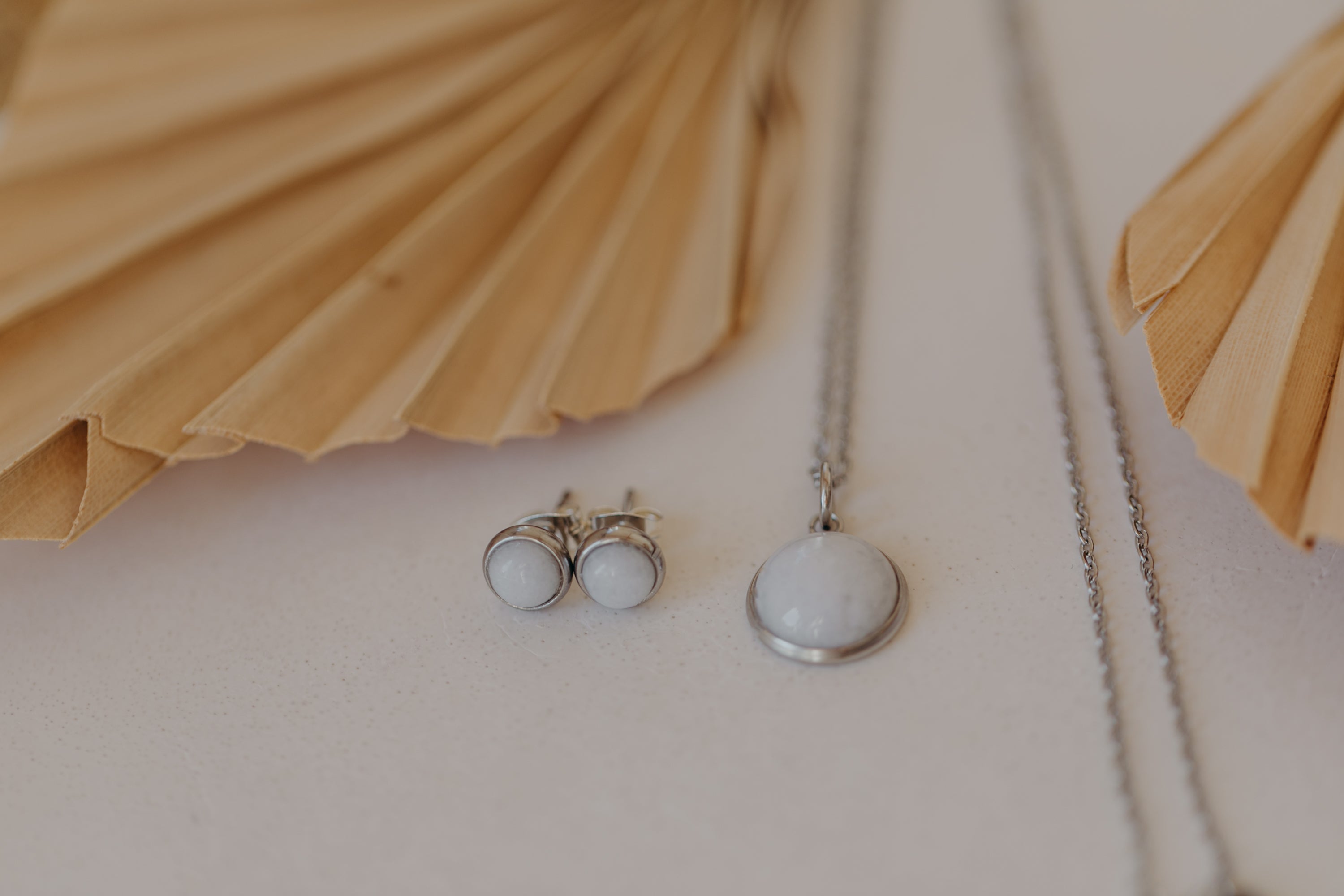 Schmuckset weiße Jade silber: 6 mm Ohrstecker & 12 mm Halskette