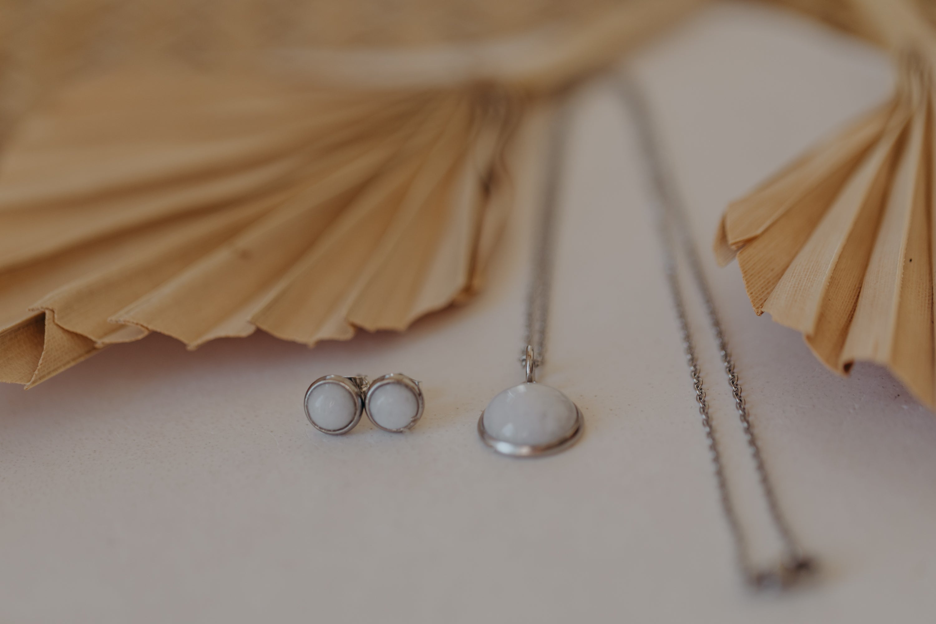 Schmuckset weiße Jade silber: 6 mm Ohrstecker & 12 mm Halskette