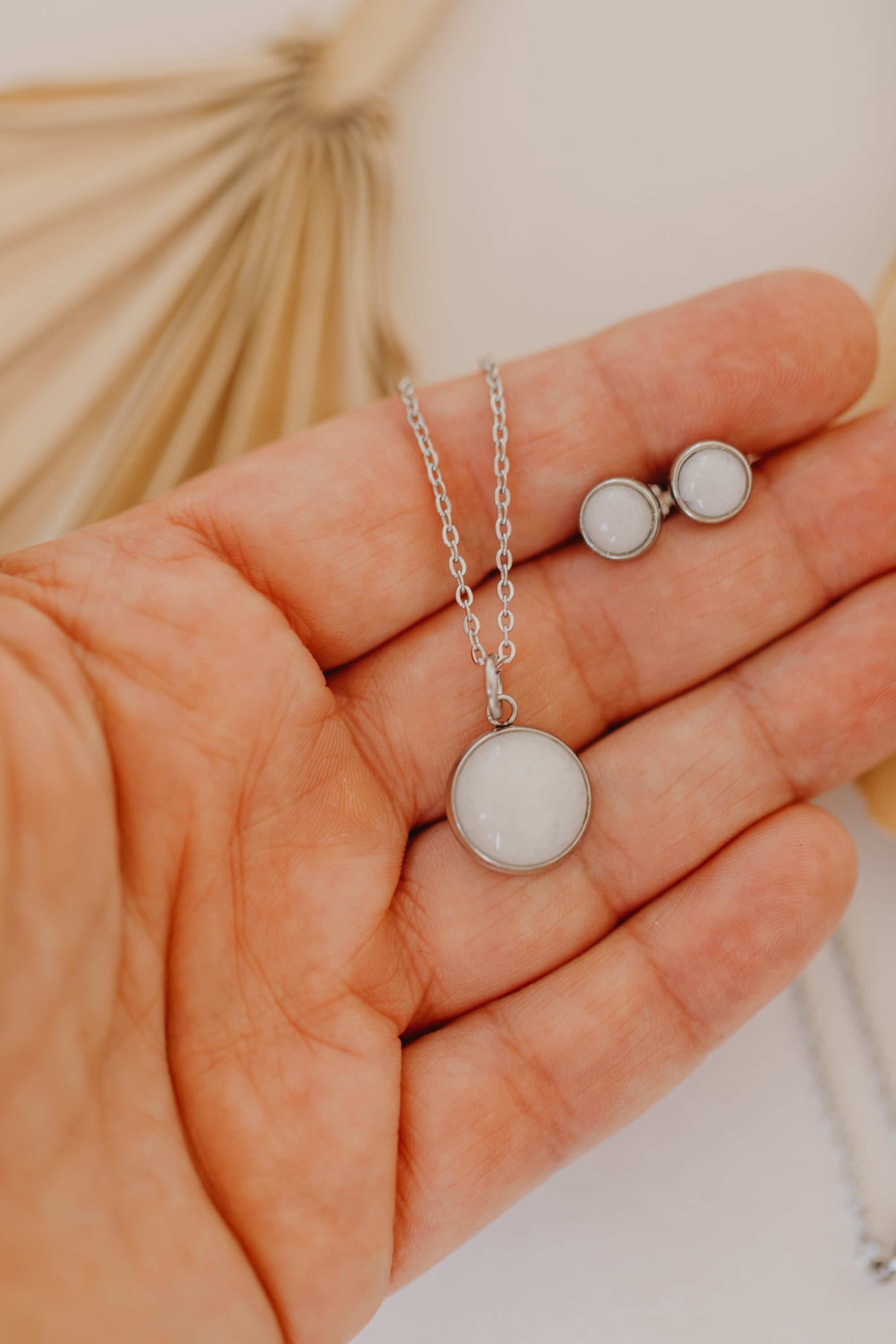 Schmuckset weiße Jade silber: 6 mm Ohrstecker & 12 mm Halskette
