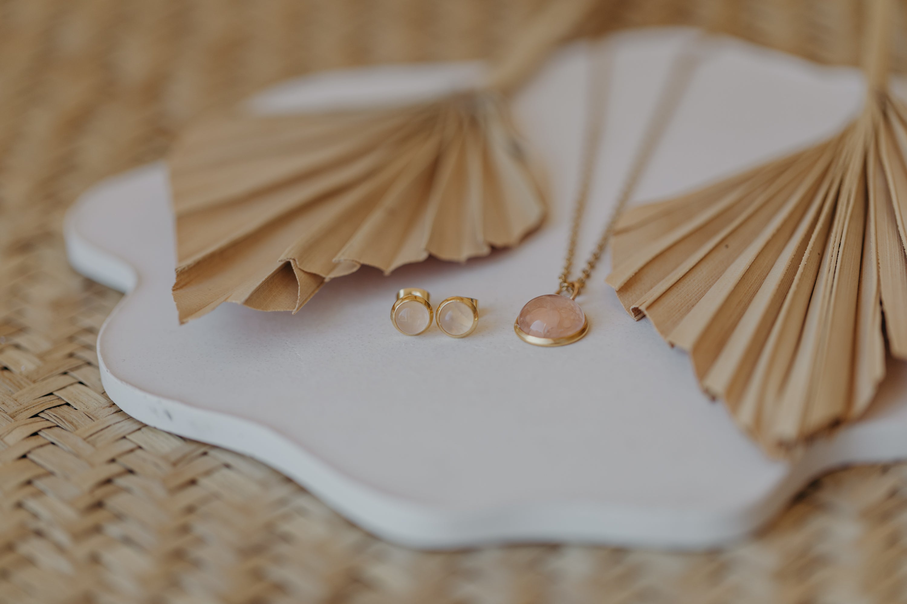 Schmuckset Rosenquarz gold: 6 mm Ohrstecker & 12 mm Halskette