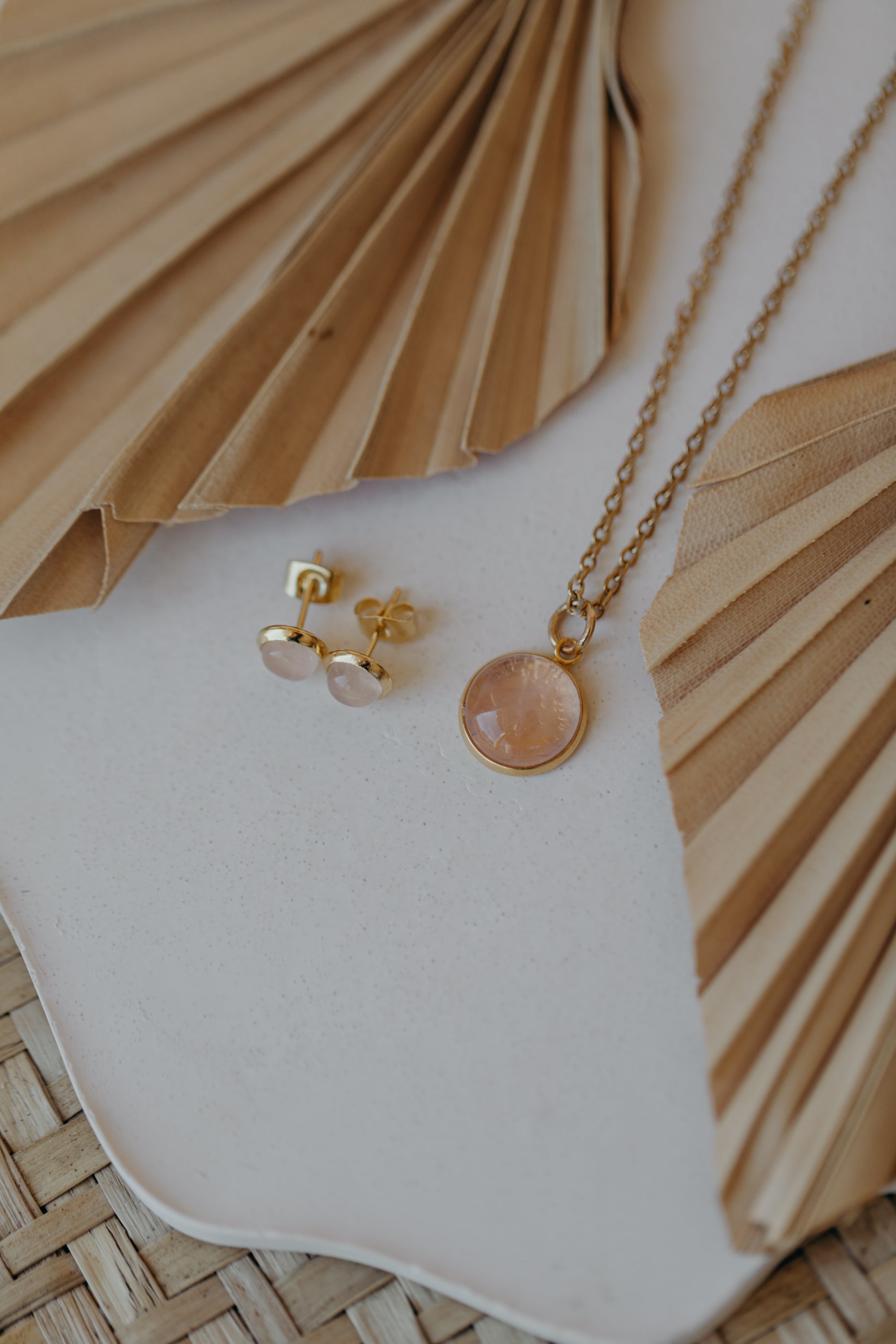Schmuckset Rosenquarz gold: 6 mm Ohrstecker & 12 mm Halskette