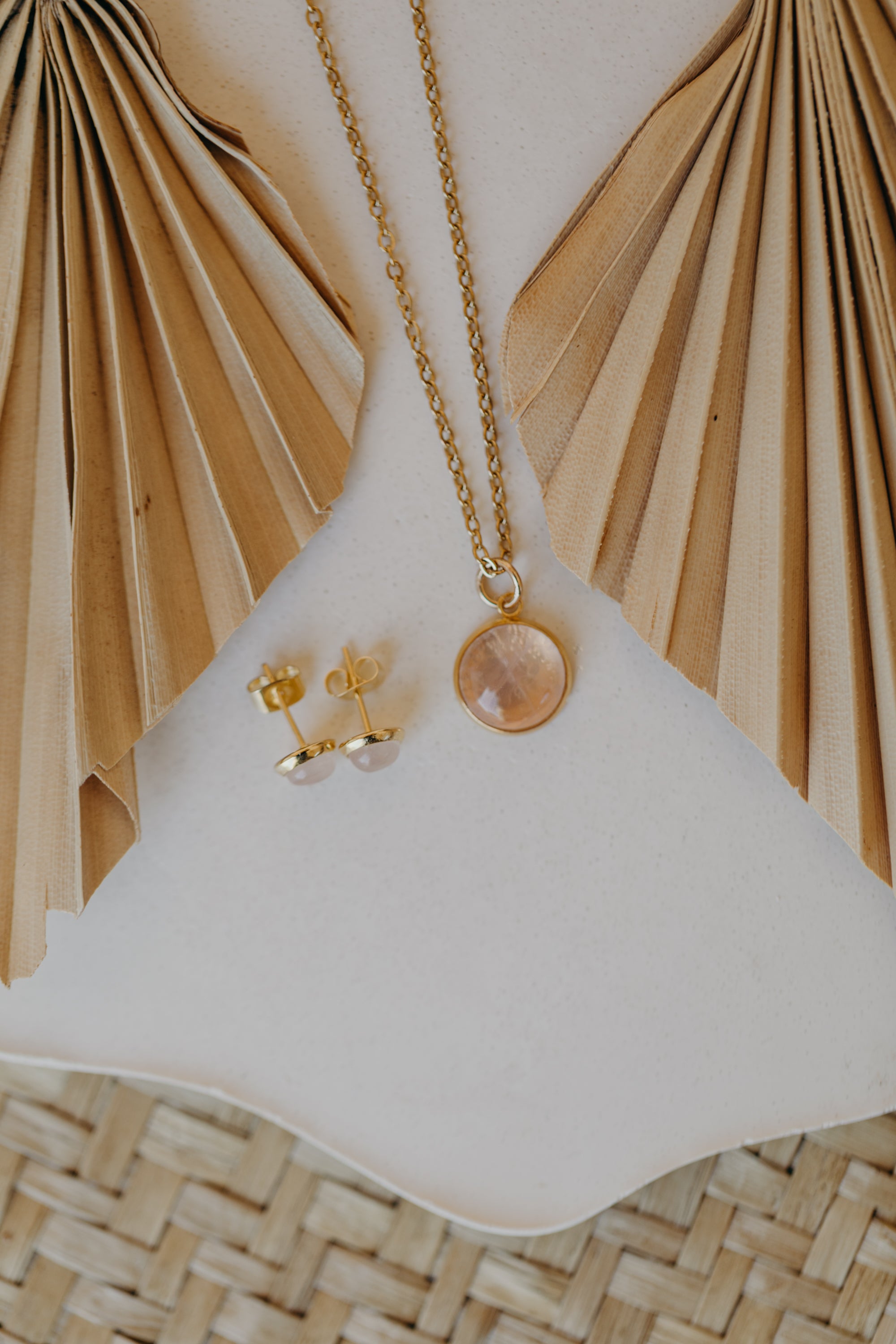 Schmuckset Rosenquarz gold: 6 mm Ohrstecker & 12 mm Halskette