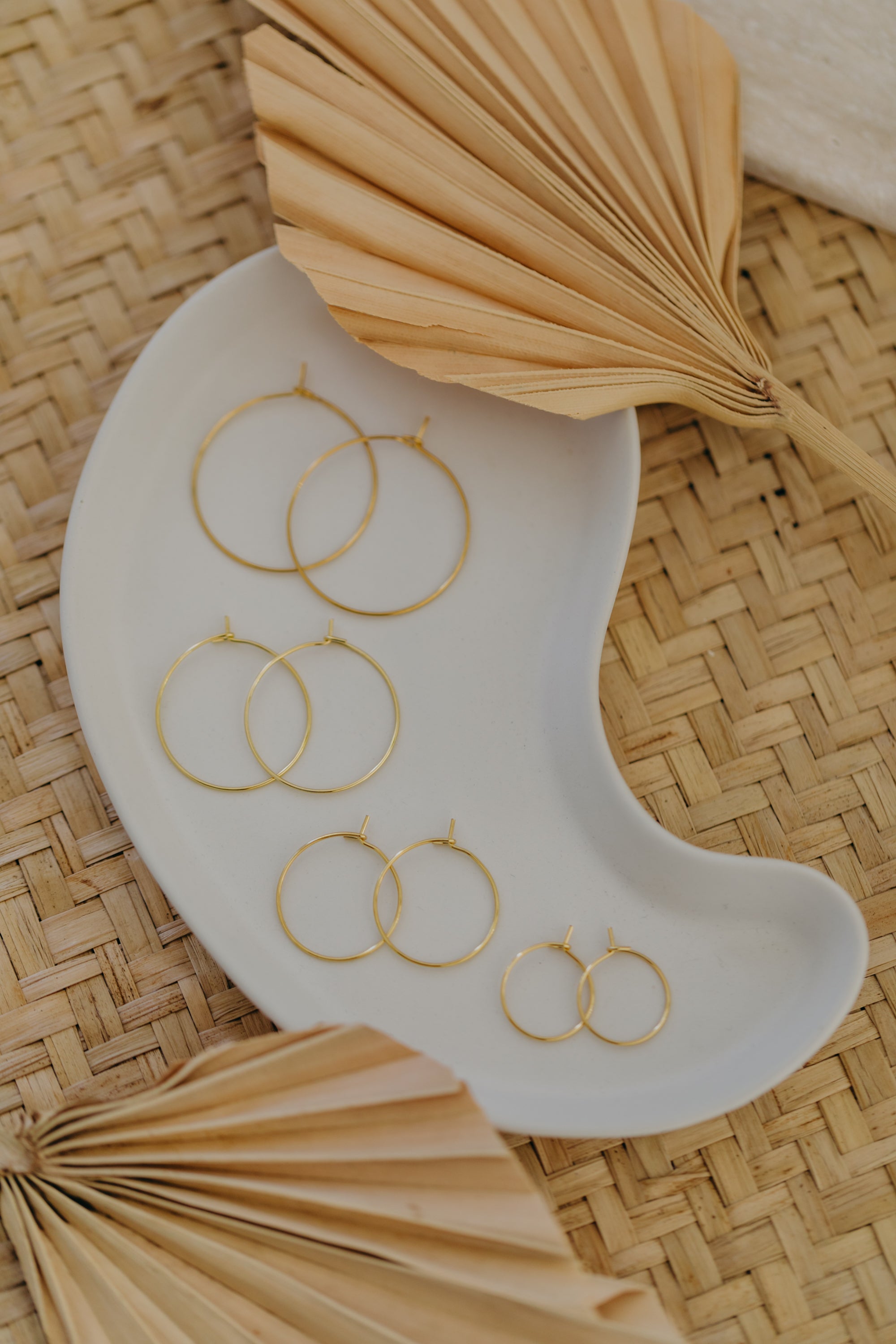 Goldene Creolen aus Edelstahl in verschiedenen Größen (2 Stück)