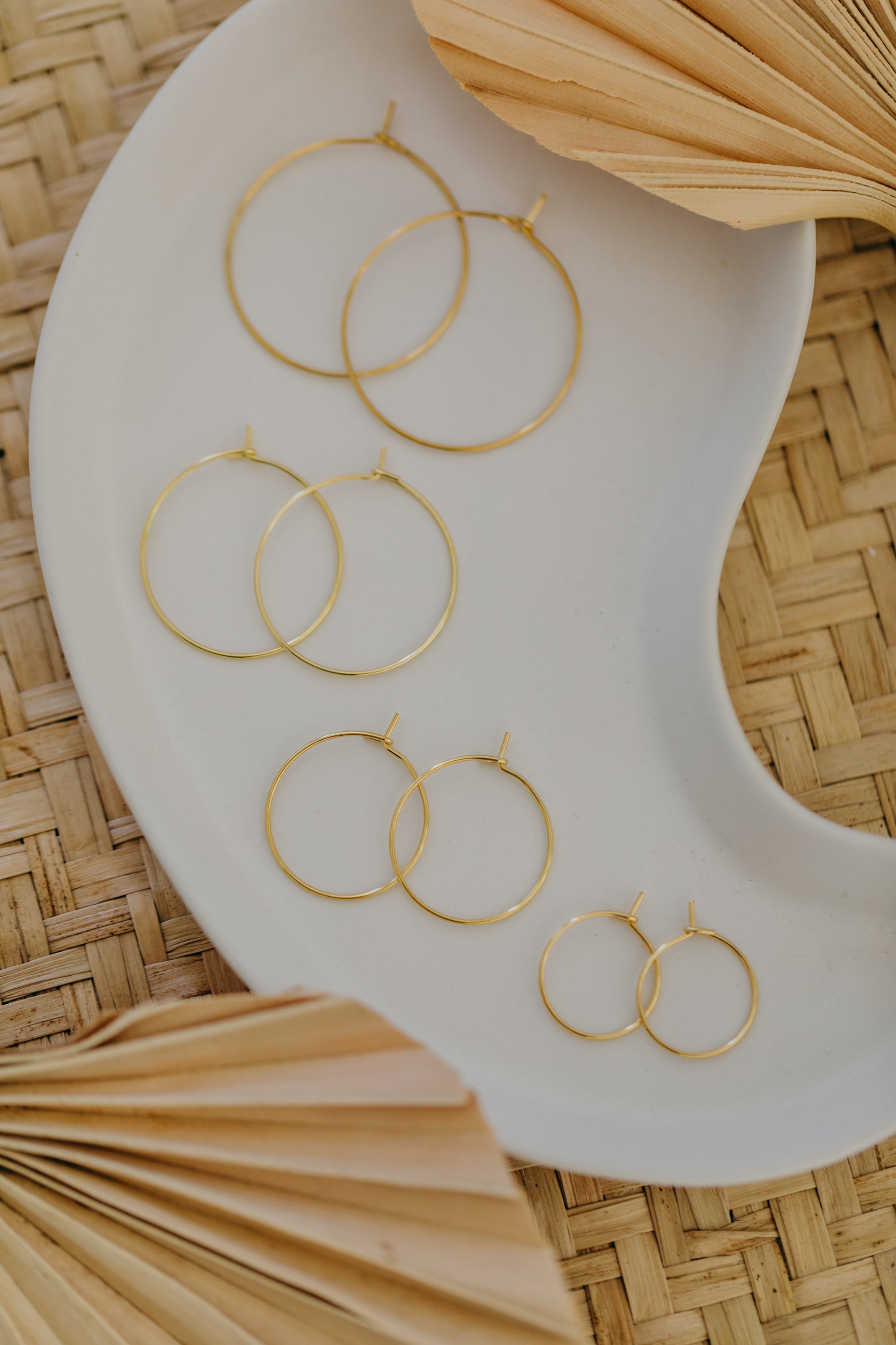 Goldene Creolen aus Edelstahl in verschiedenen Größen (2 Stück)