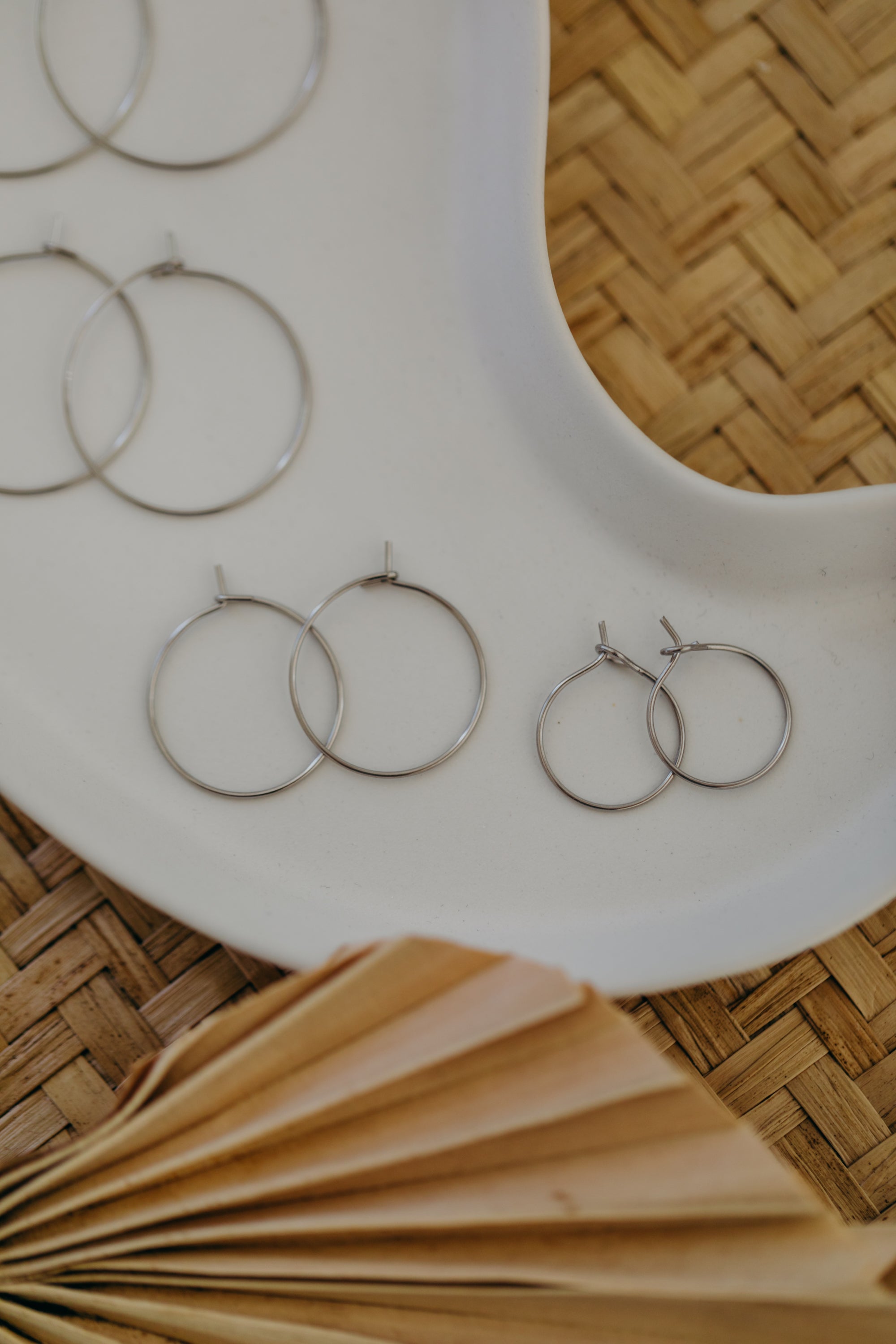 Silberne Creolen aus Edelstahl in verschiedenen Größen (2 Stück)