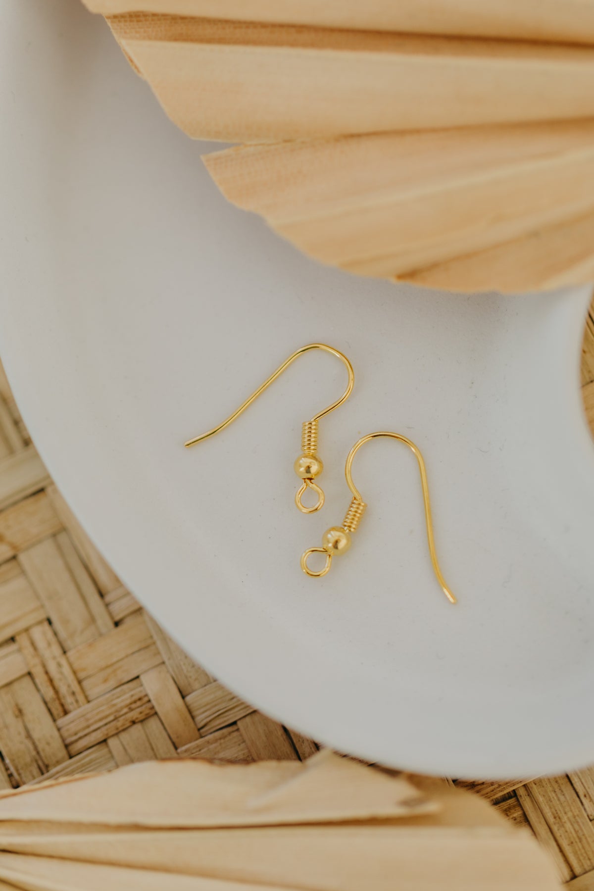 goldene Ohrhaken aus Edelstahl (2 Stück)