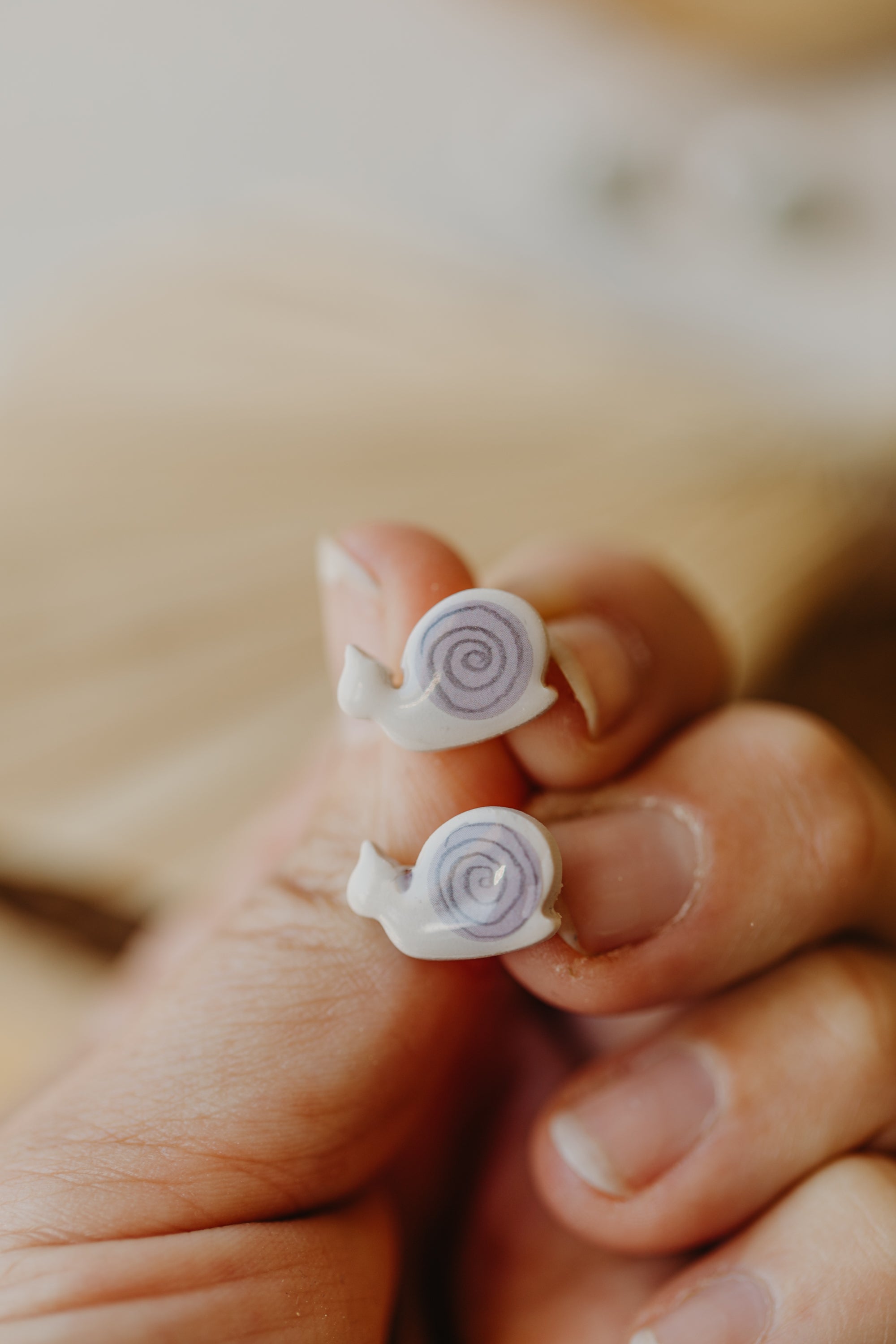 FINA - kleine Schnecken Ohrstecker aus Polymer Ton