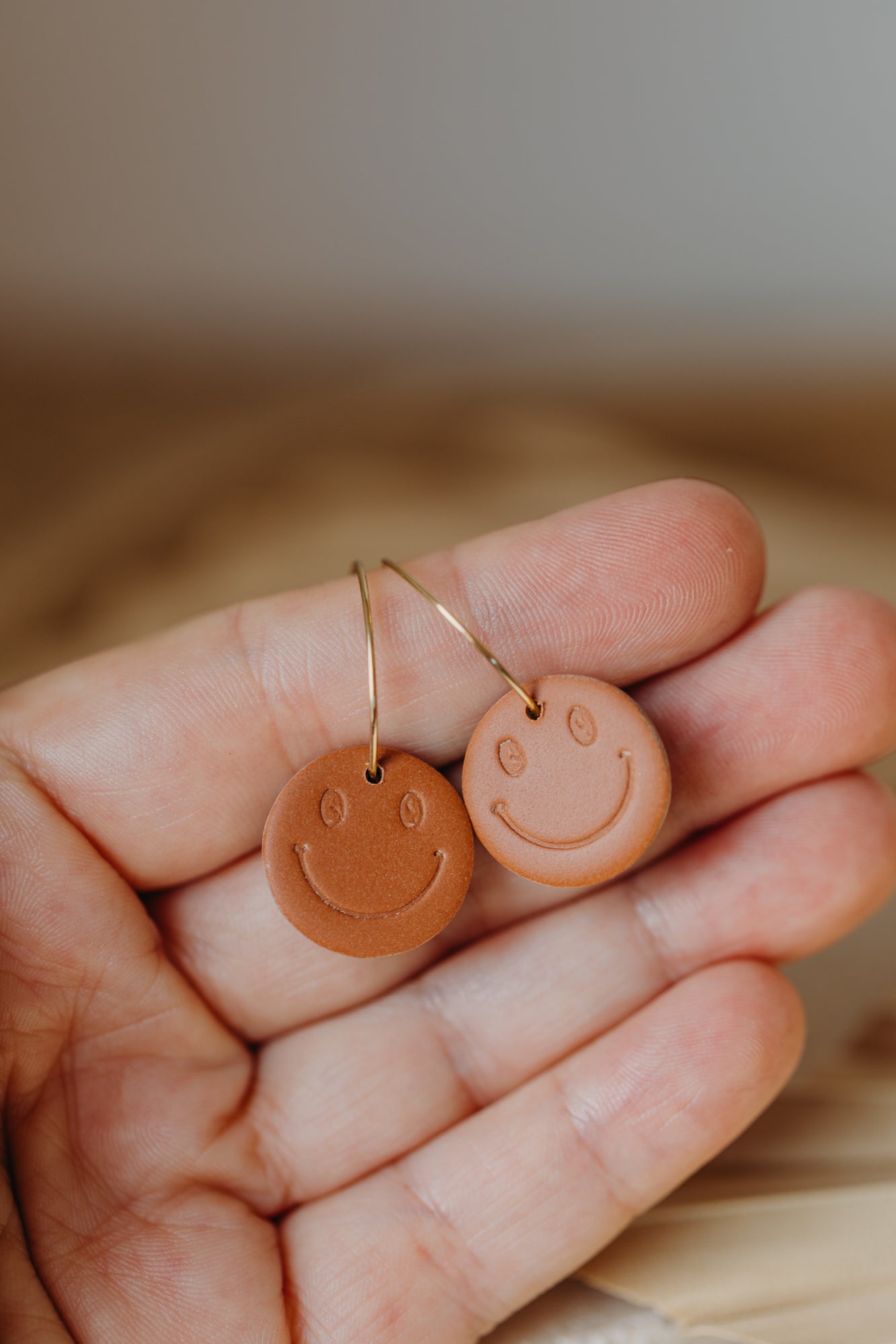 zimtfarbene Smiley Creolen aus Polymer Ton