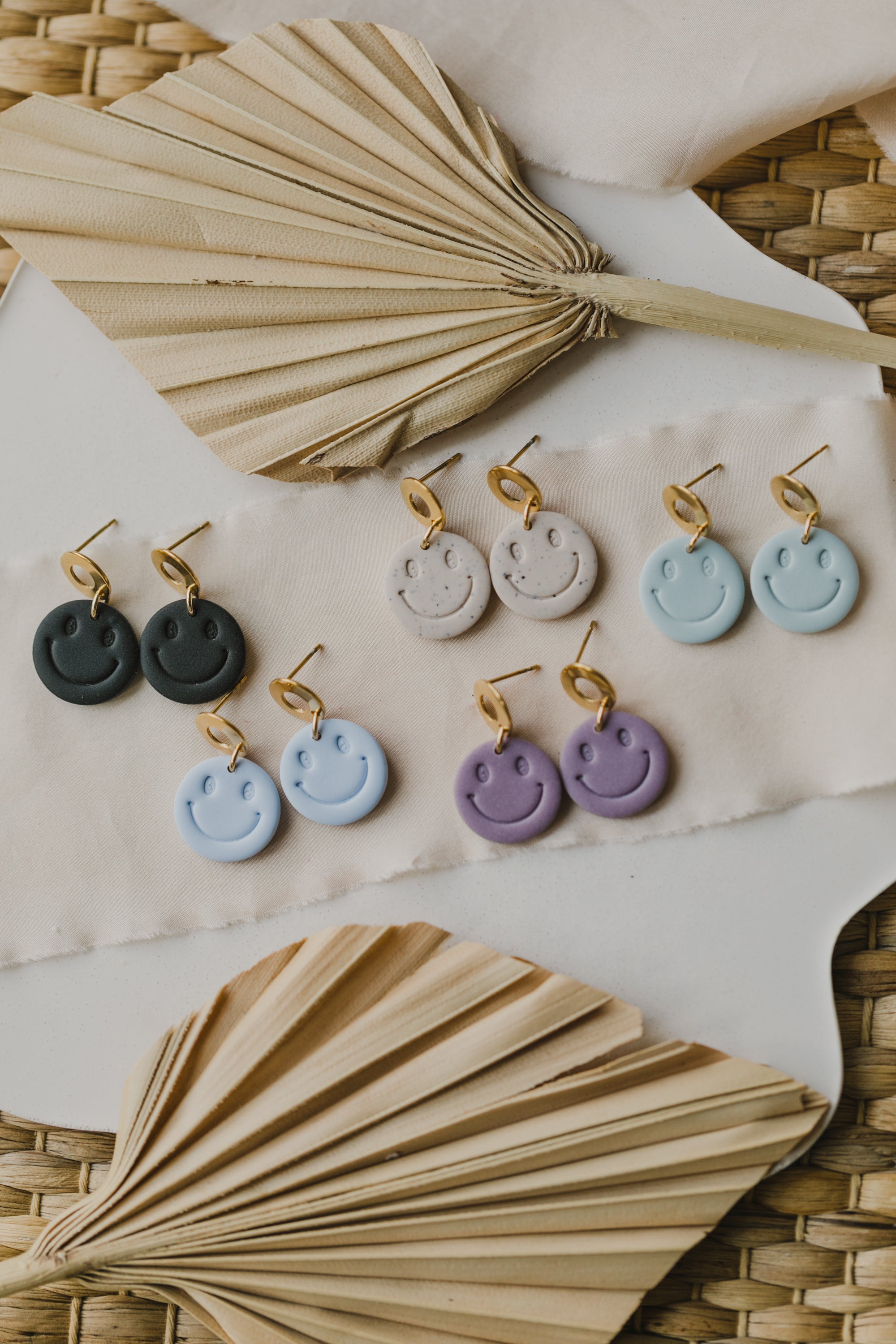 Smiley Ohrringe aus Polymer Ton in dezenten Farben