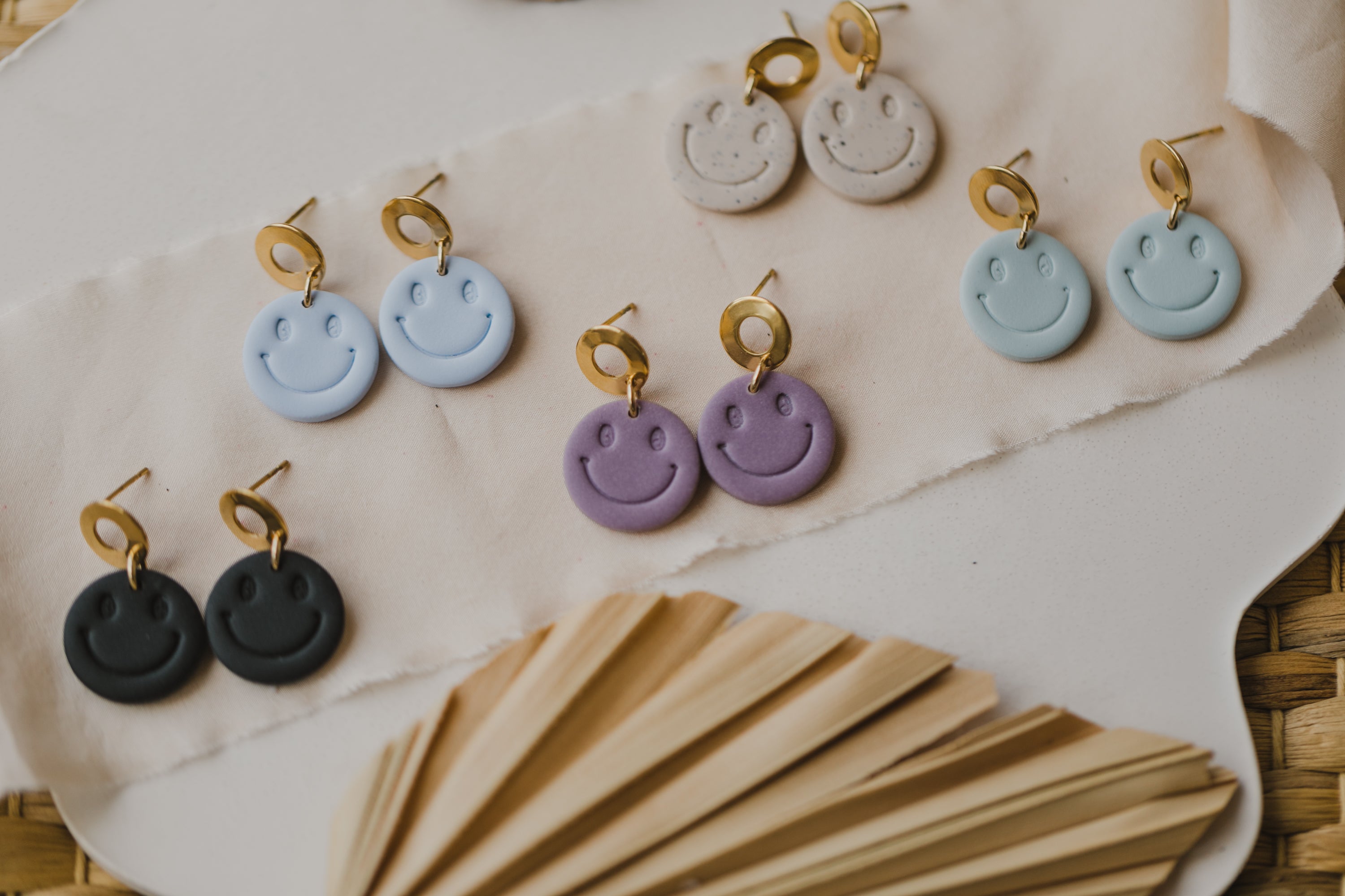 Smiley Ohrringe aus Polymer Ton in dezenten Farben