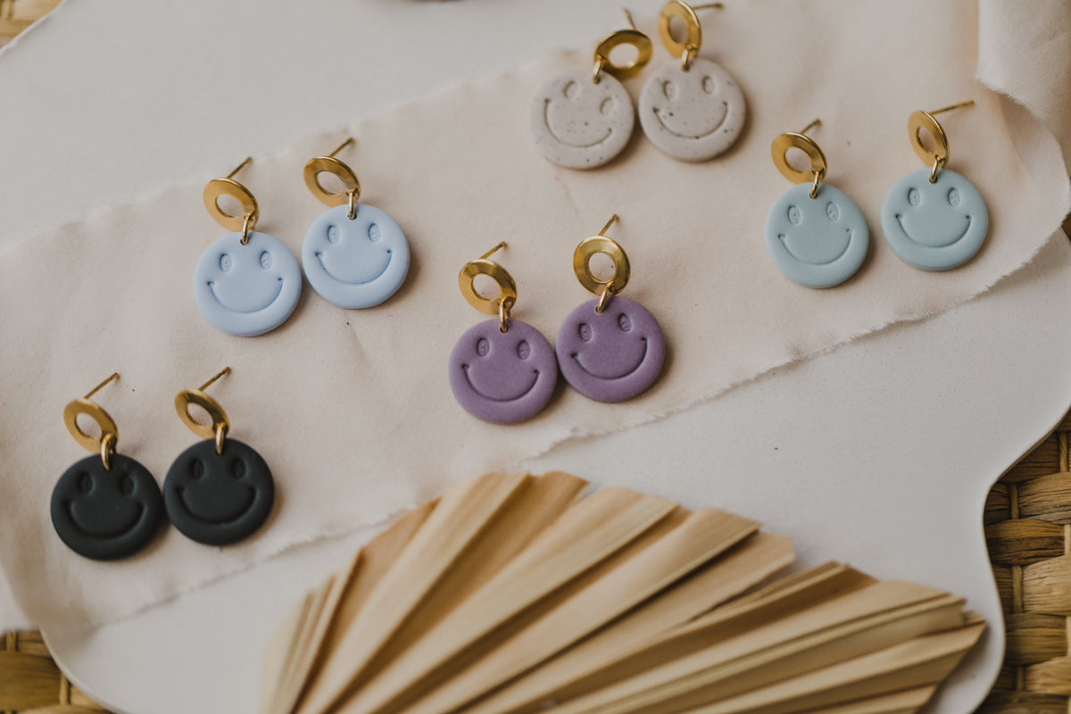 Smiley Ohrringe aus Polymer Ton in dezenten Farben