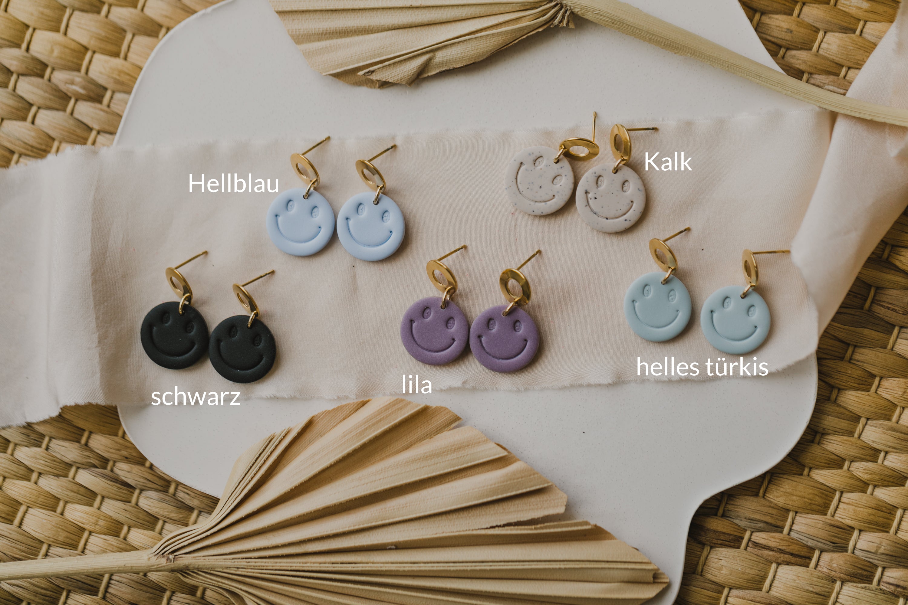 Smiley Ohrringe aus Polymer Ton in dezenten Farben