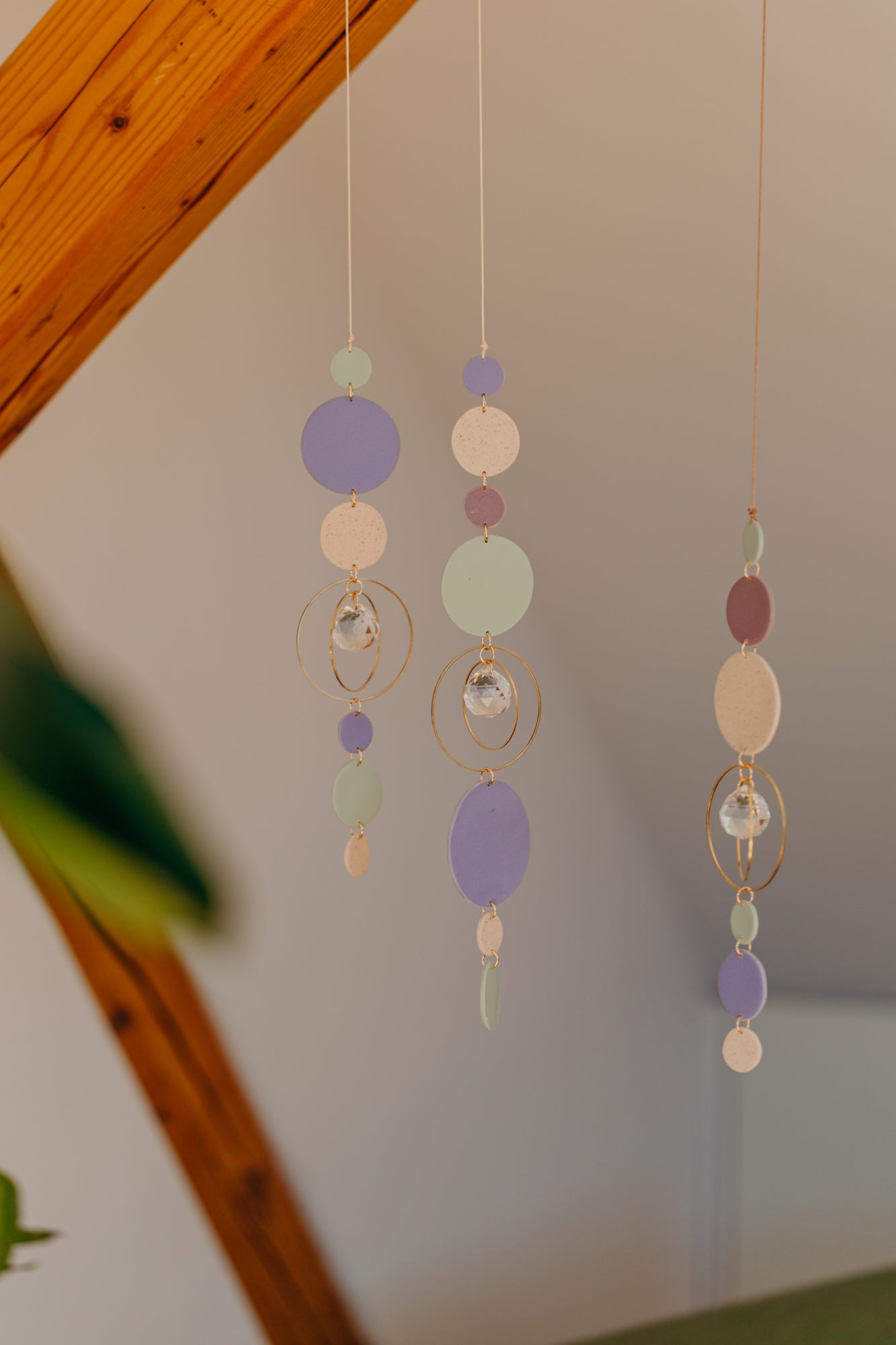Sonnenfänger 014 mit Punkten in Mint, Lila, Kalk und Hortensienblau