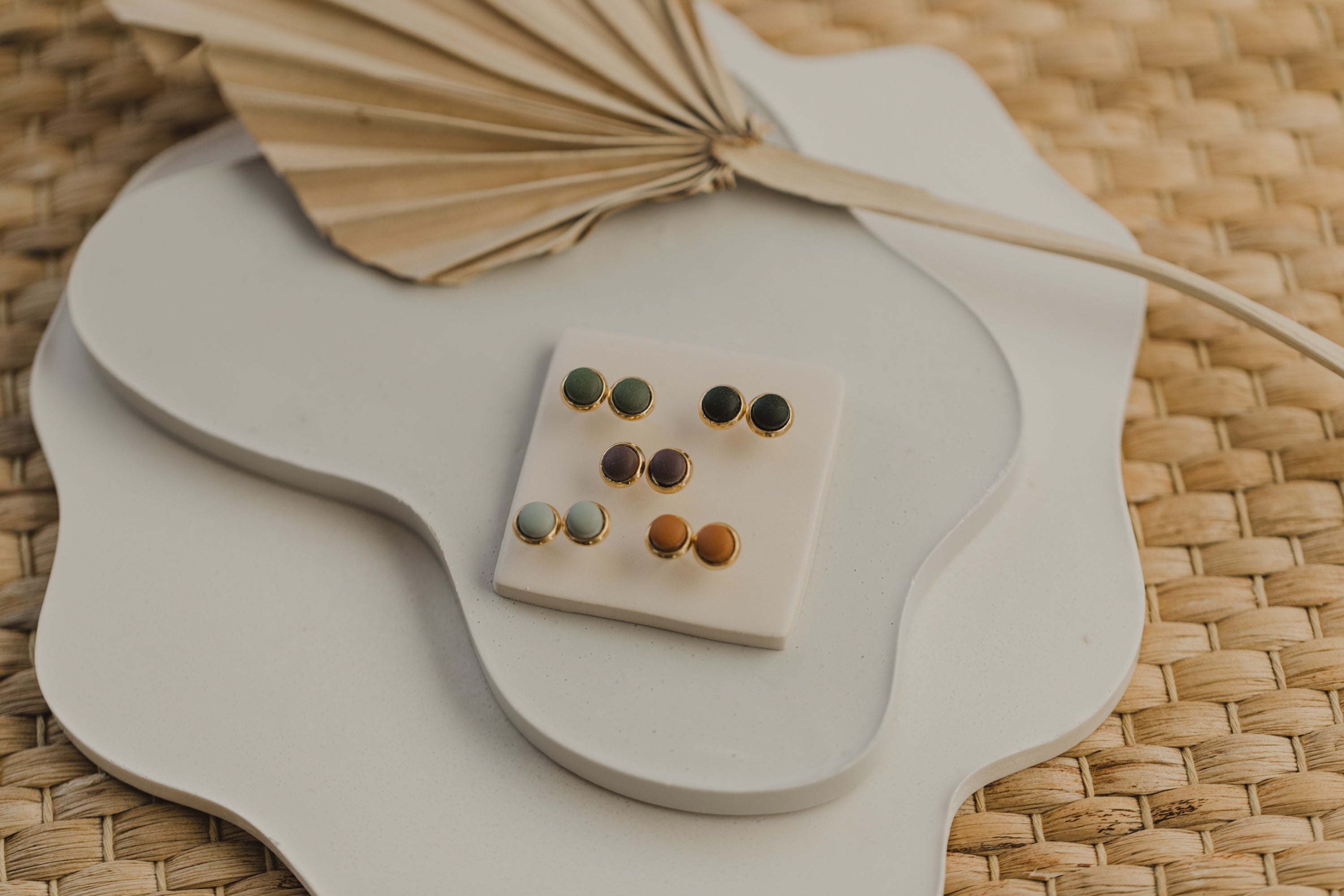 STELLA - kleine runde bunte Ohrstecker in gedeckten Farben