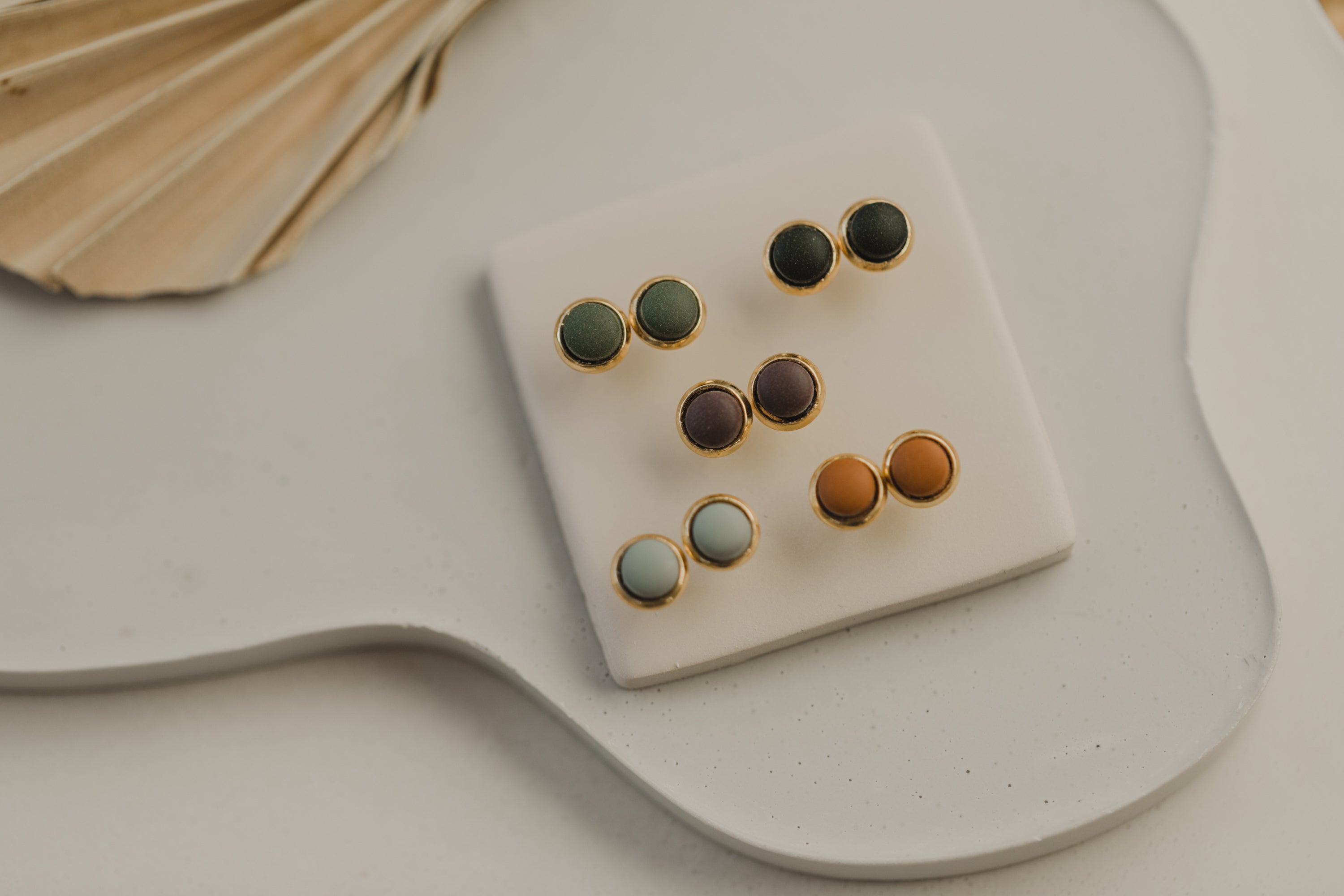 STELLA - kleine runde bunte Ohrstecker in gedeckten Farben