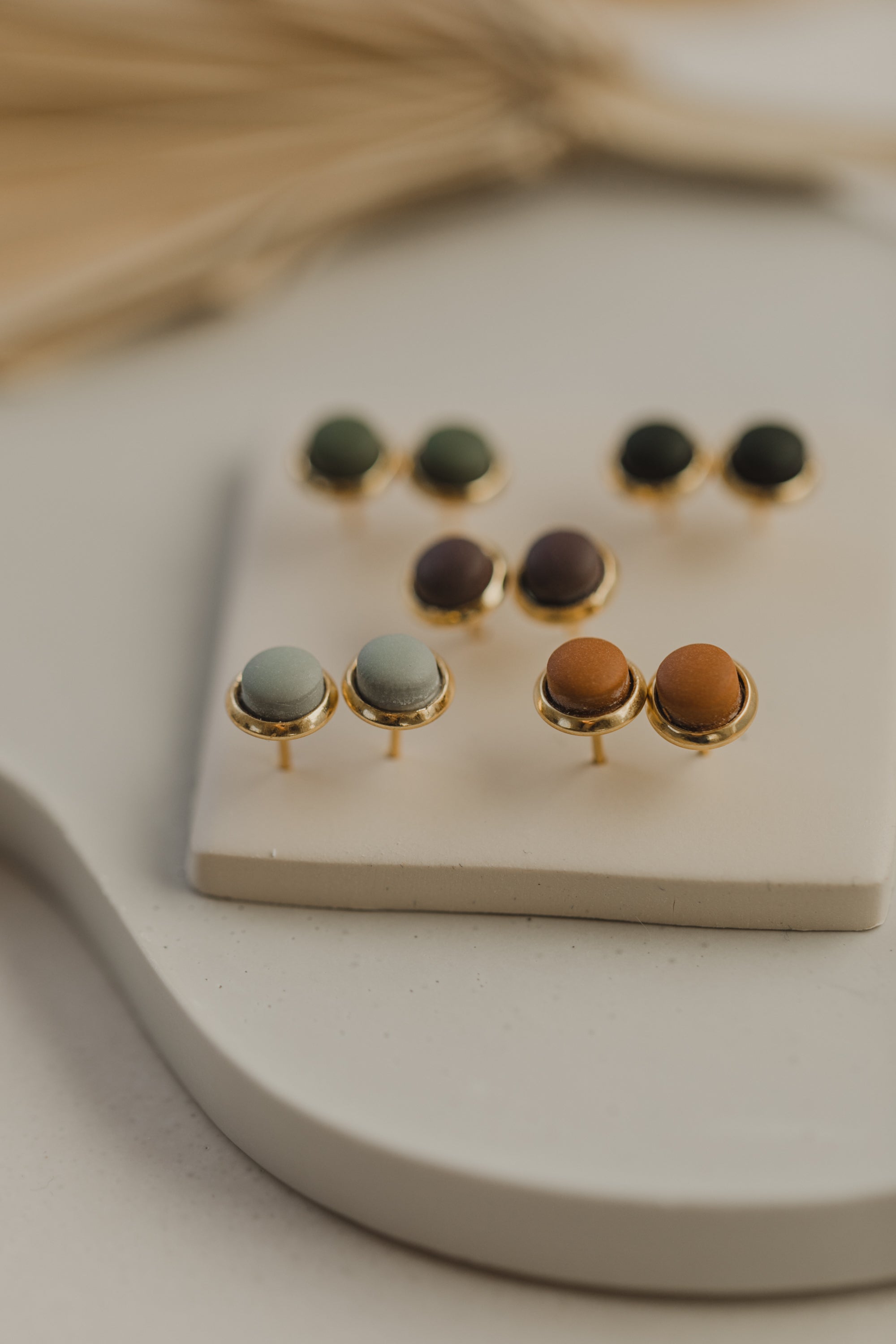 STELLA - kleine runde bunte Ohrstecker in gedeckten Farben