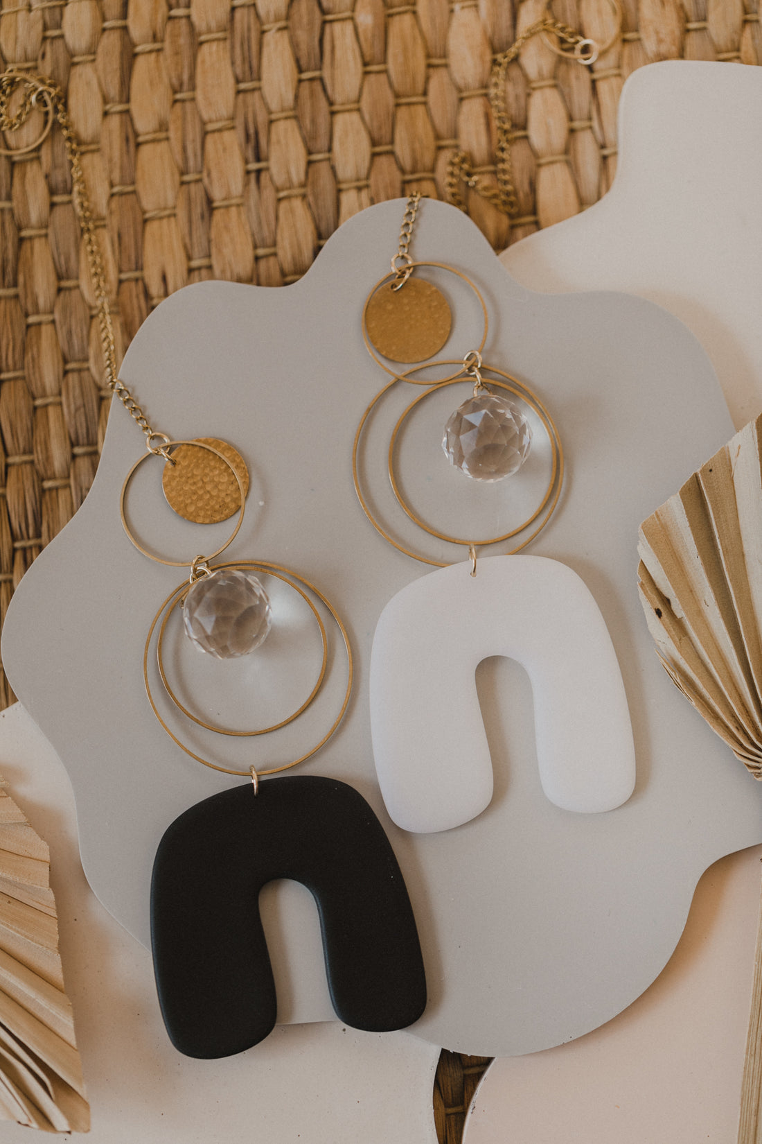 Suncatcher arch, black or white