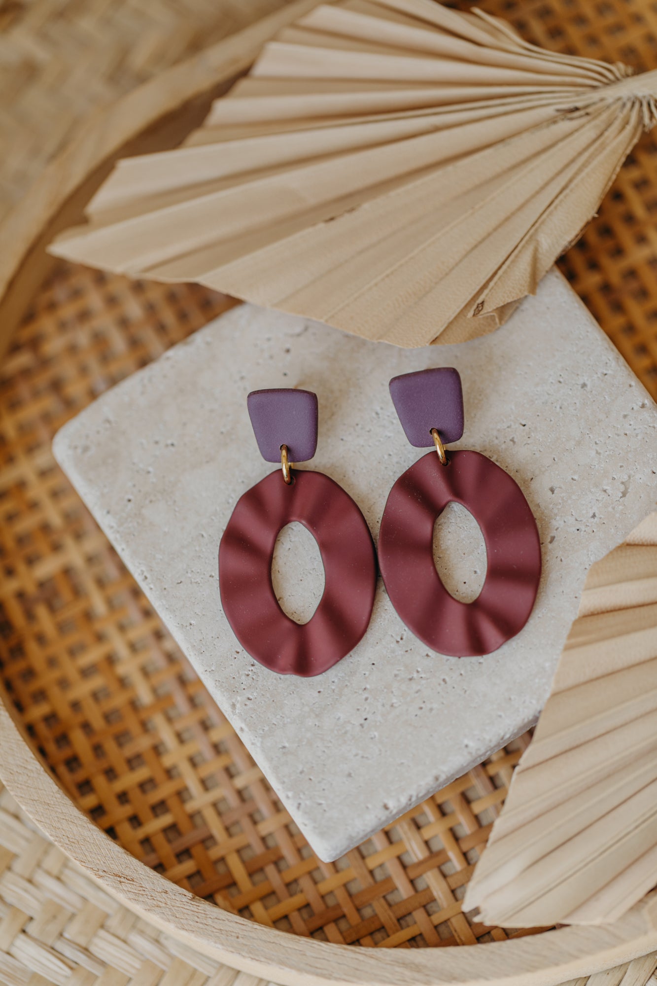 MOEMA - große ovale Polymer Ton Ohrringe in Aubergine