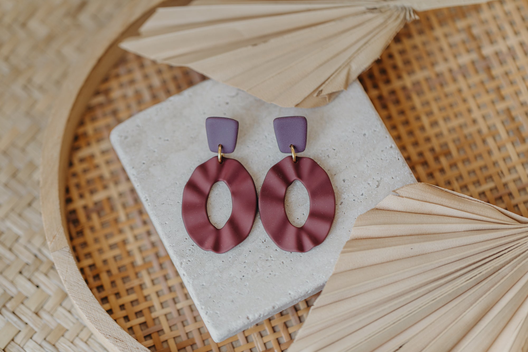 MOEMA - große ovale Polymer Ton Ohrringe in Aubergine