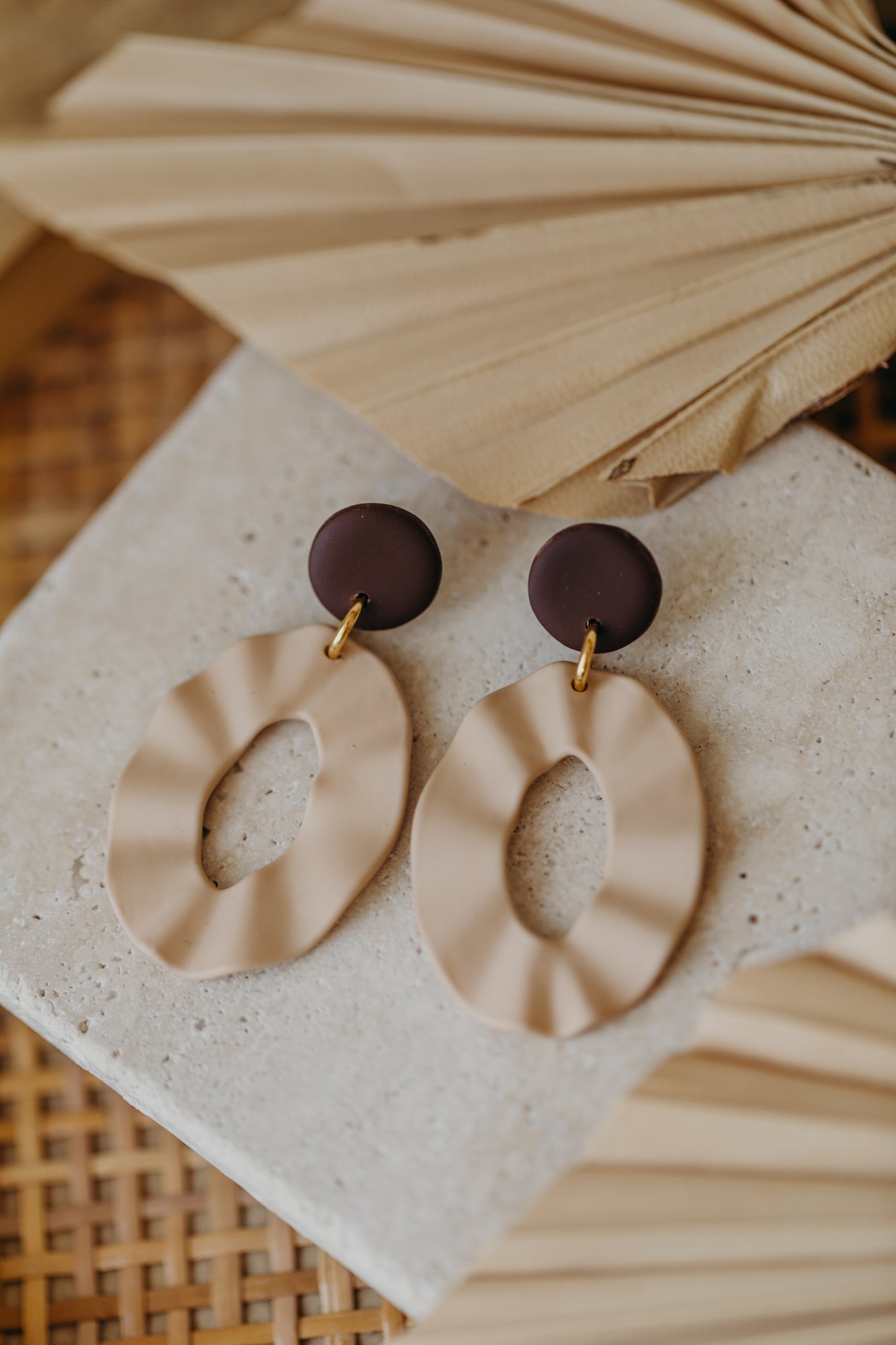 TABEA - große ovale Polymer Ton Ohrringe in Beige/Braun