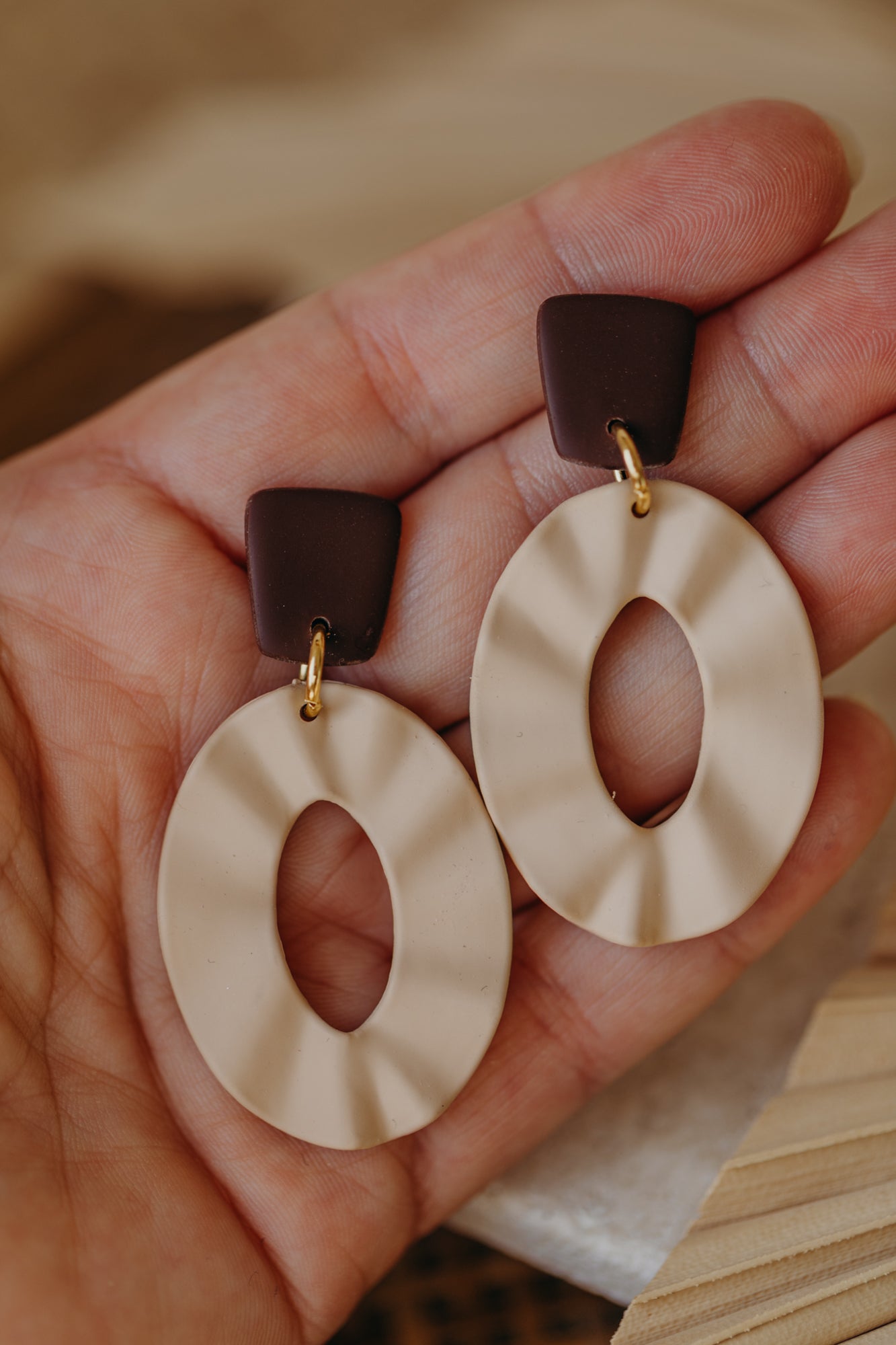 MOEMA - große ovale Polymer Ton Ohrringe in Beige/Braun