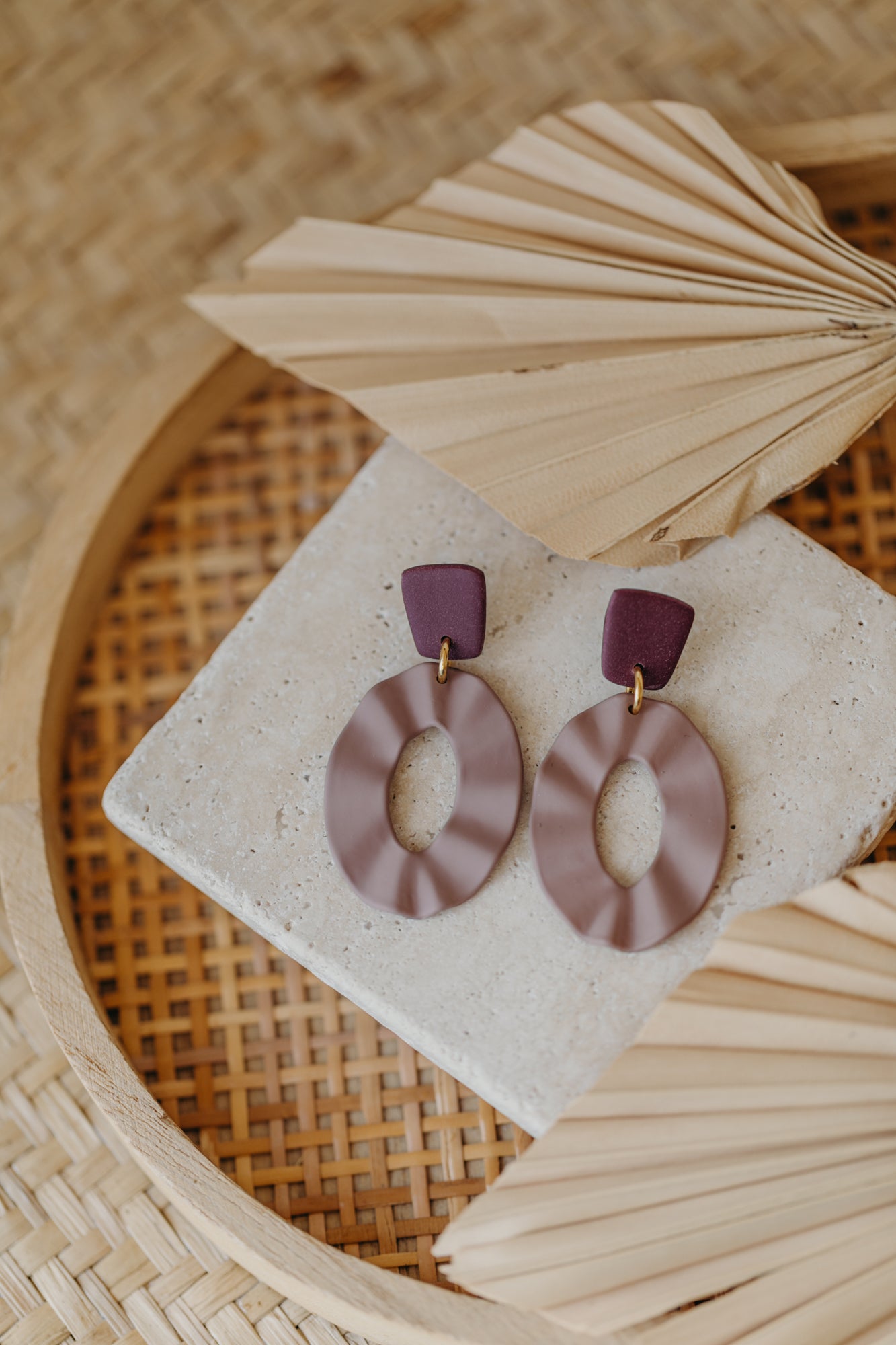 MOEMA - große ovale Polymer Ton Ohrringe in lila/merlot