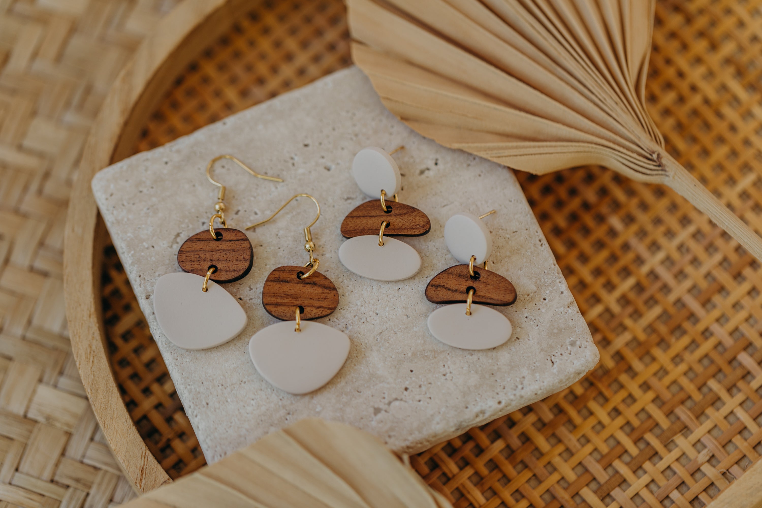 TALEA - dreieckige Polymer Ton Ohrringe in Vanille mit Holzanhänger