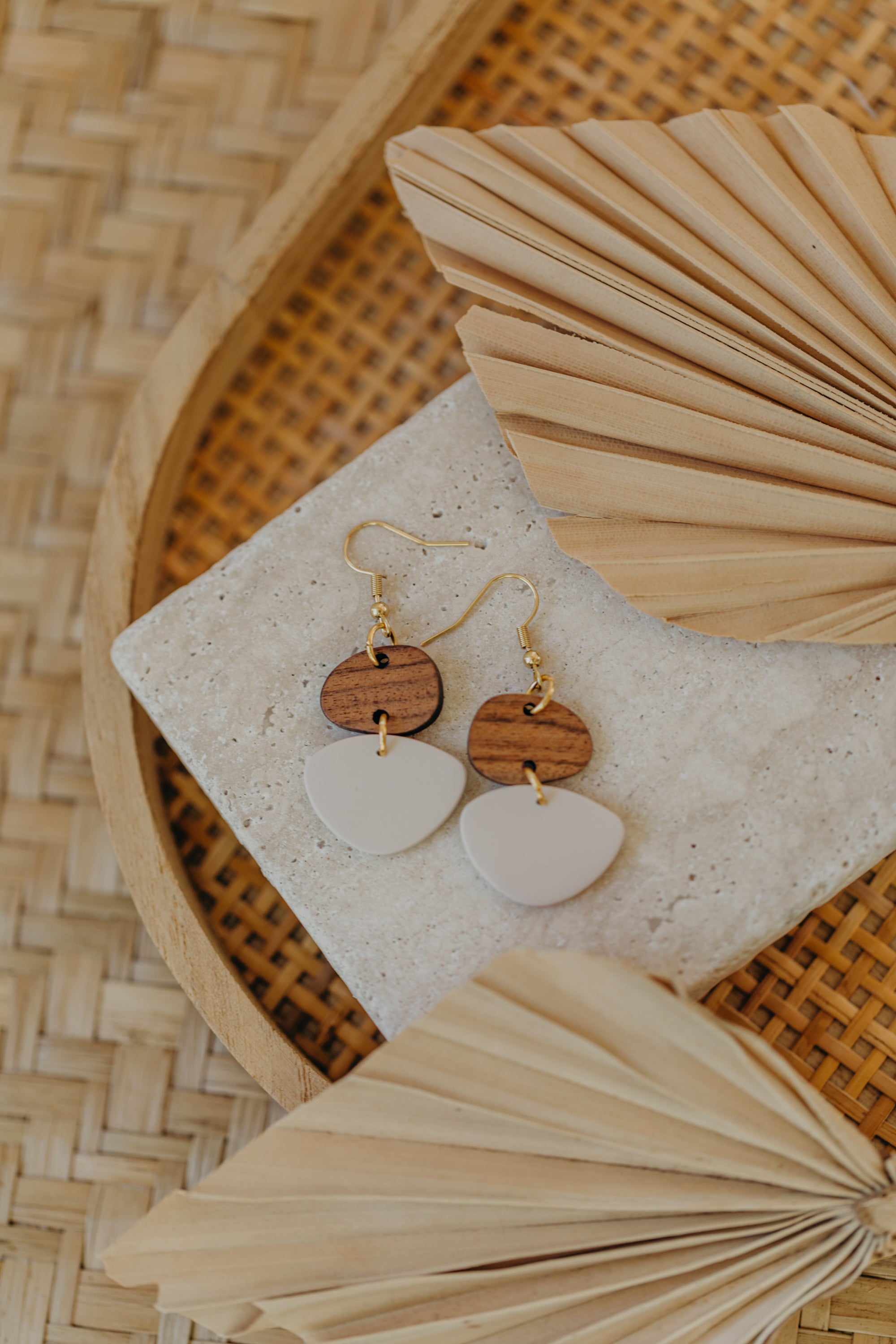 TALEA - dreieckige Polymer Ton Ohrringe in Vanille mit Holzanhänger