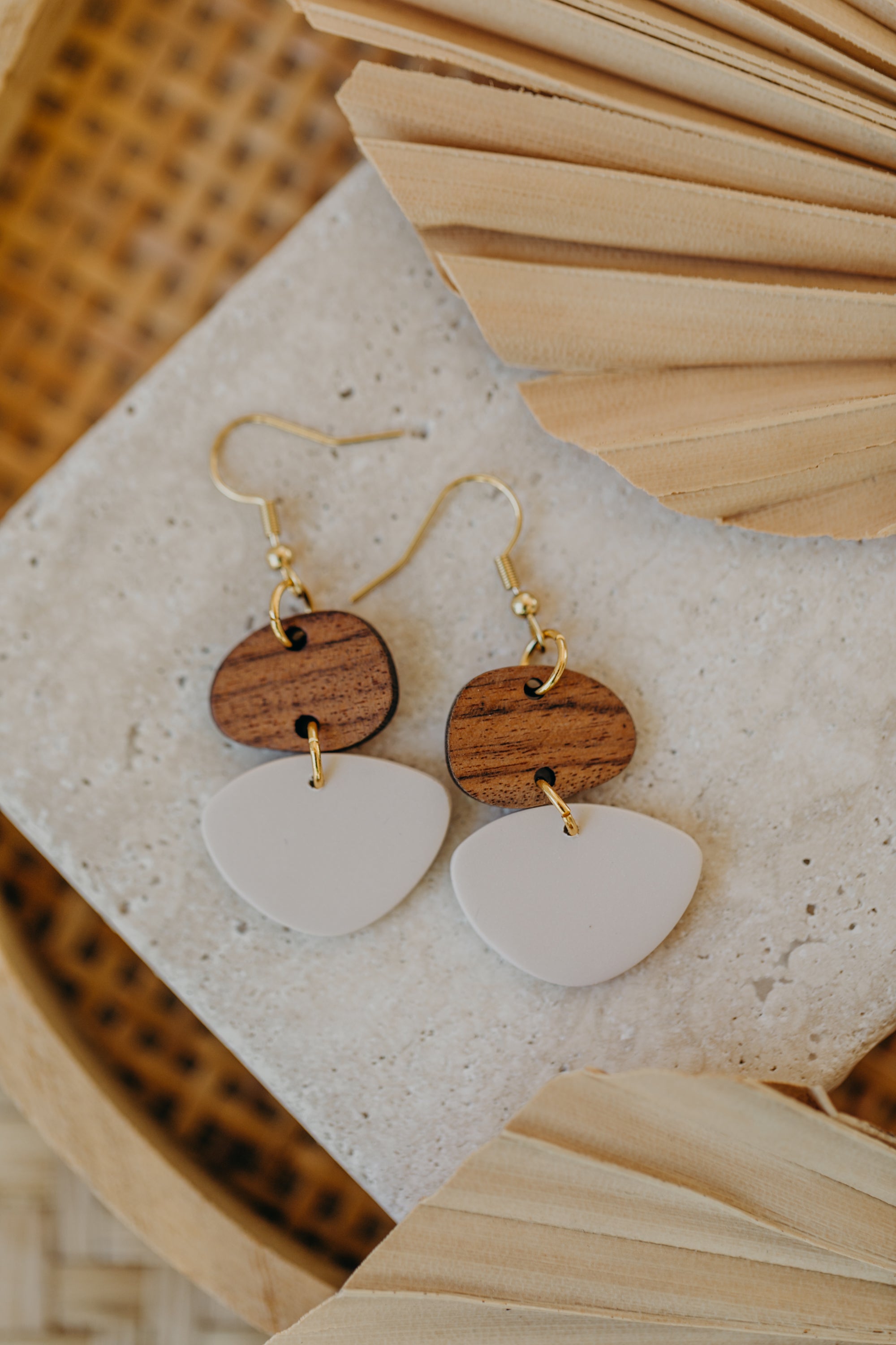 TALEA - dreieckige Polymer Ton Ohrringe in Vanille mit Holzanhänger