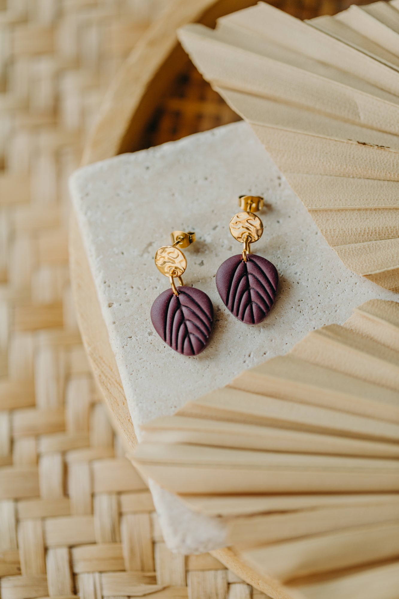 TALVI - kleine Blatt Ohrringe in Merlot