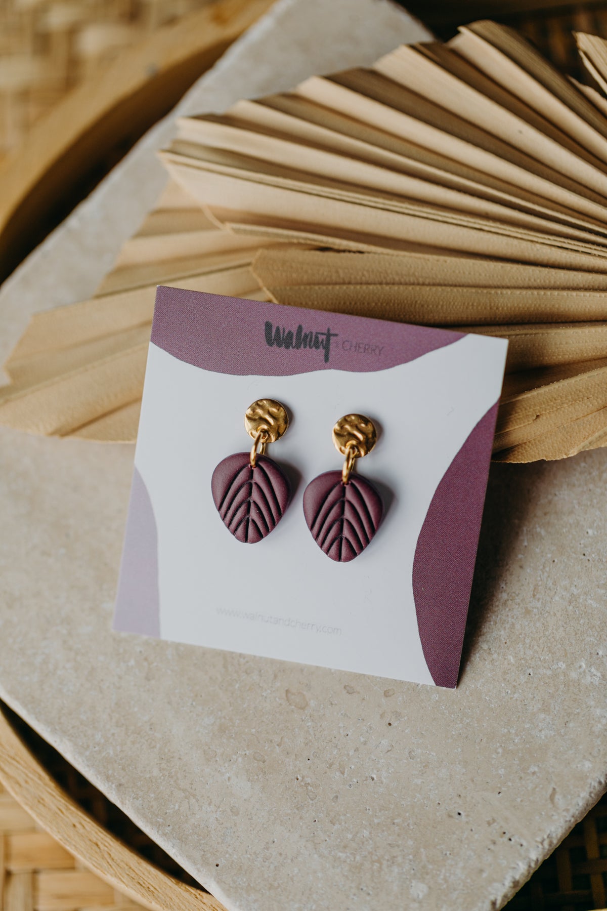TALVI - kleine Blatt Ohrringe in Merlot